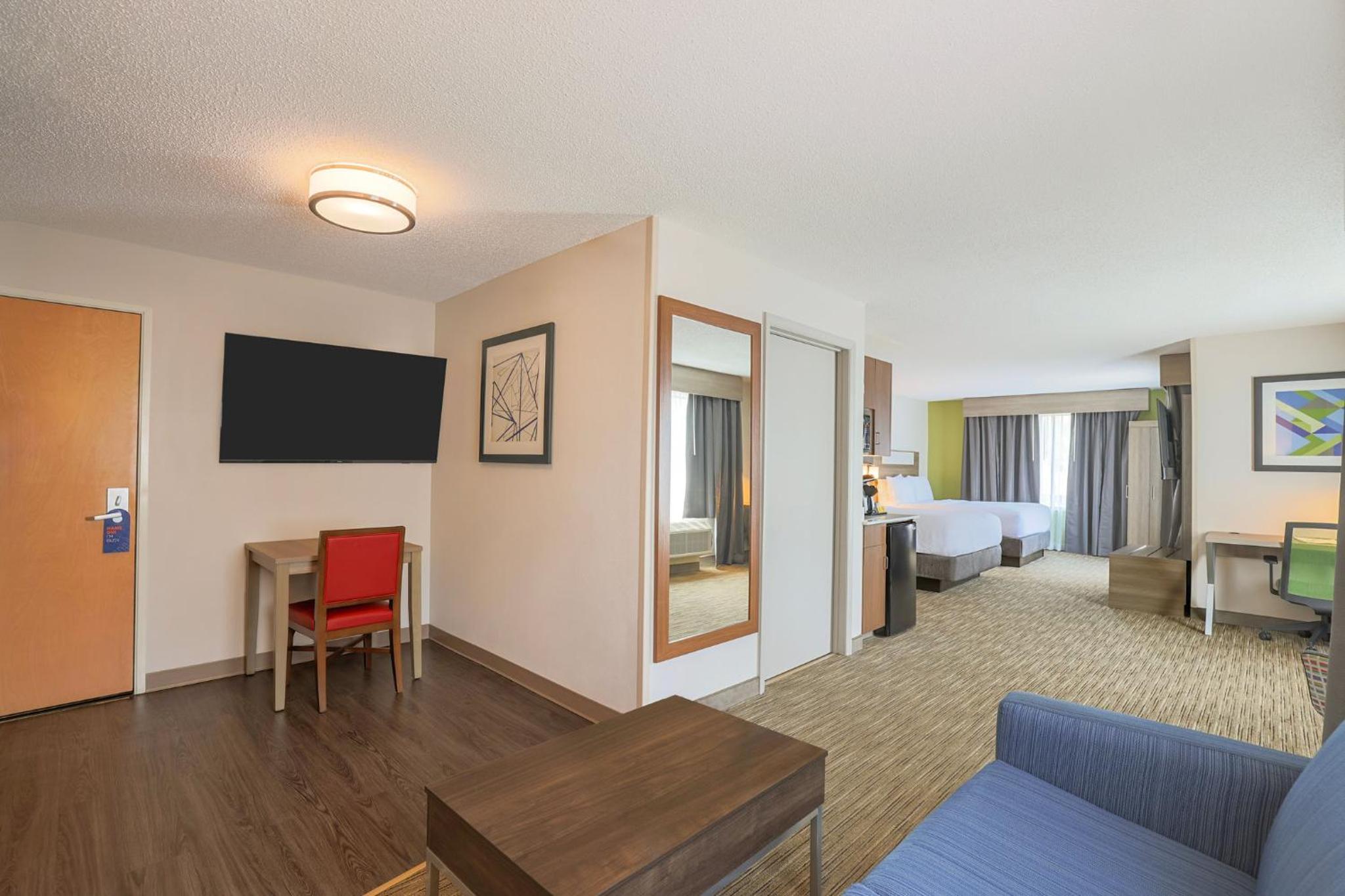 Queen Suite with Two Queen Beds photo 1