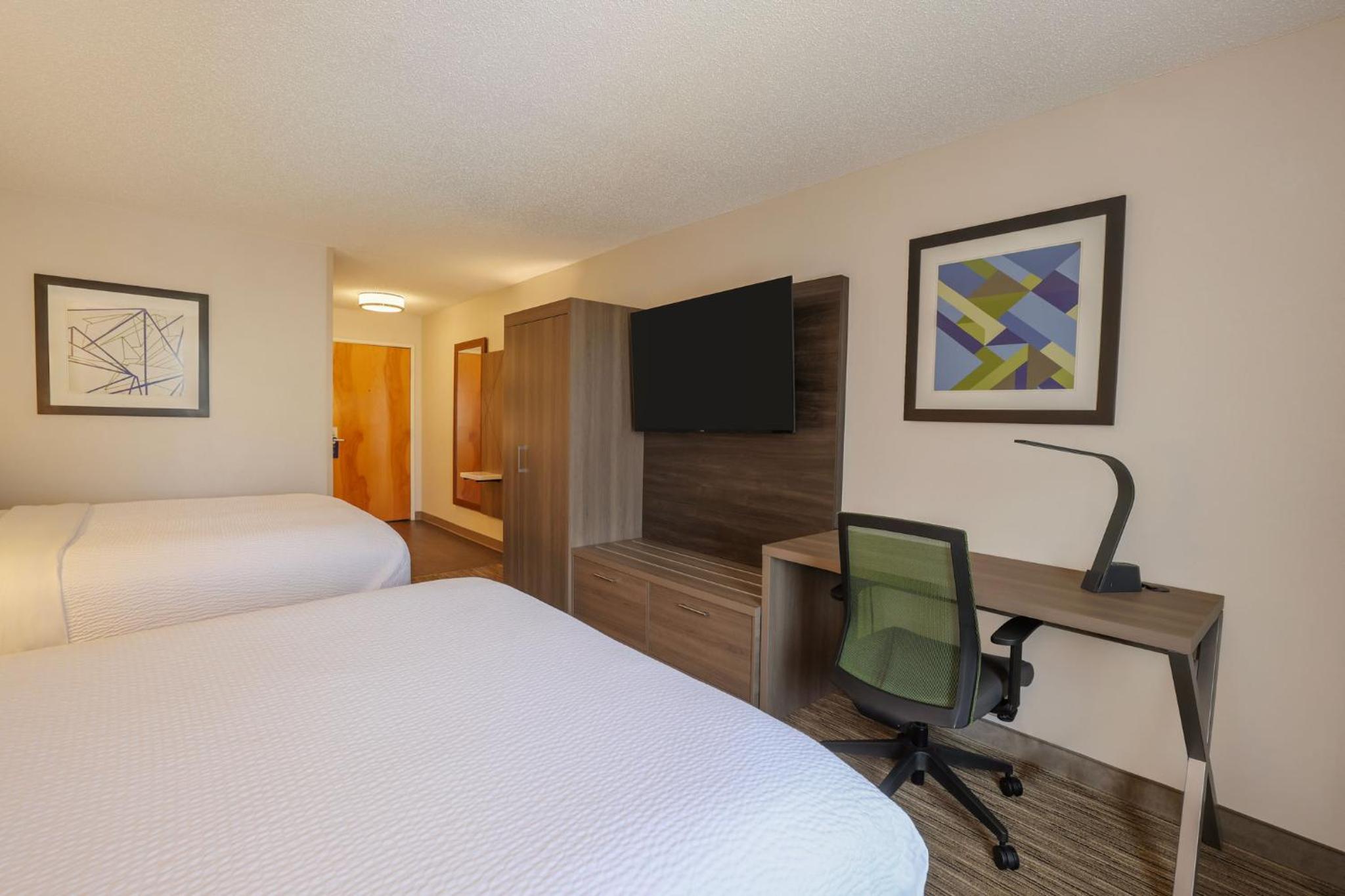 Standard Room with Two Queen Beds - Photo 3
