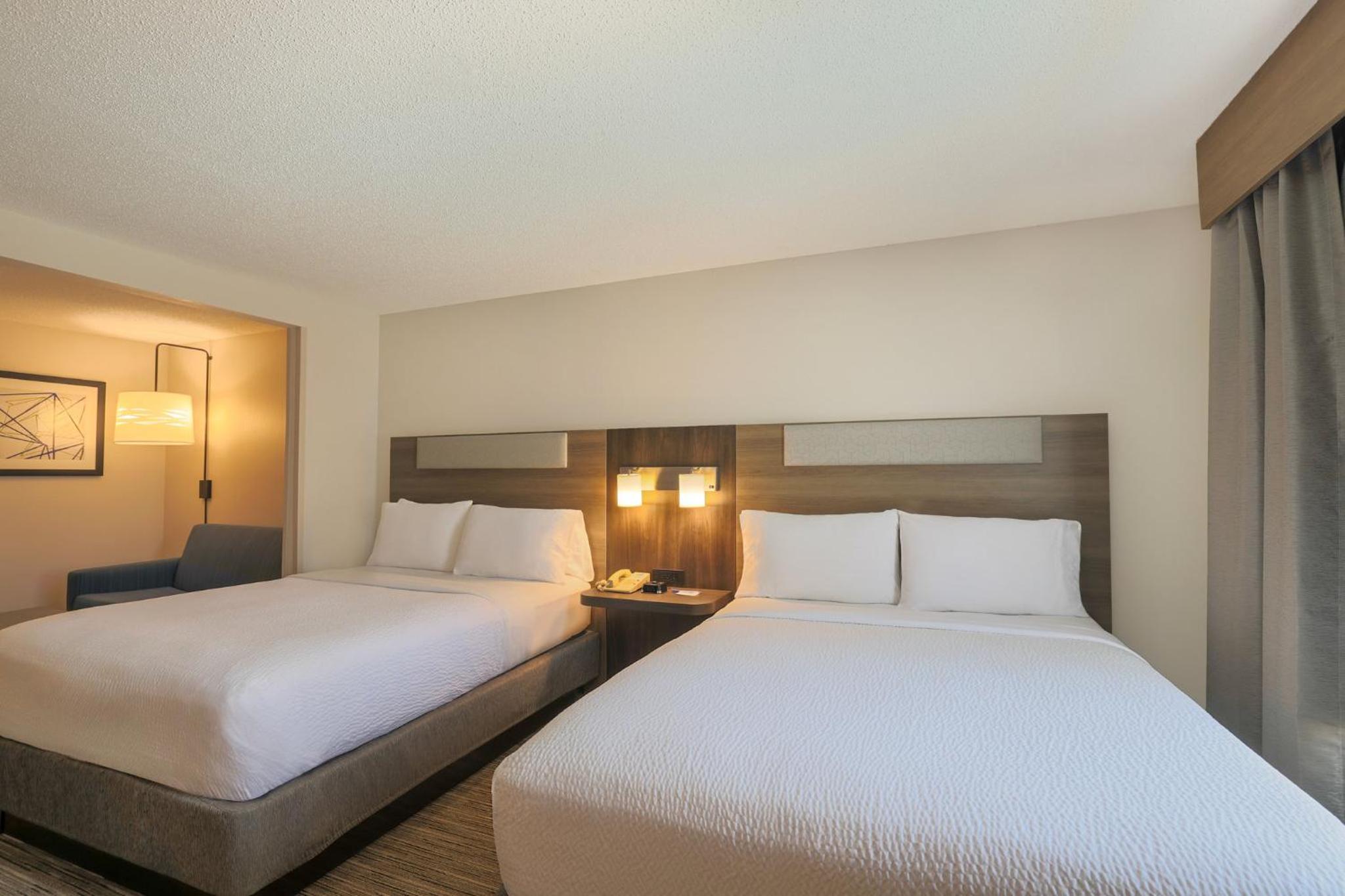 Standard Room with Two Queen Beds - Photo 14