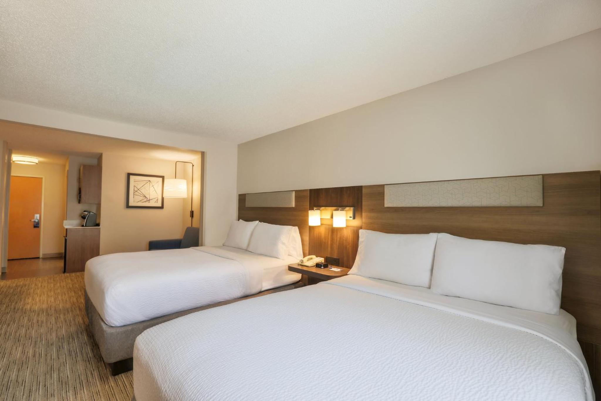 Standard Room with Two Queen Beds - Photo 13