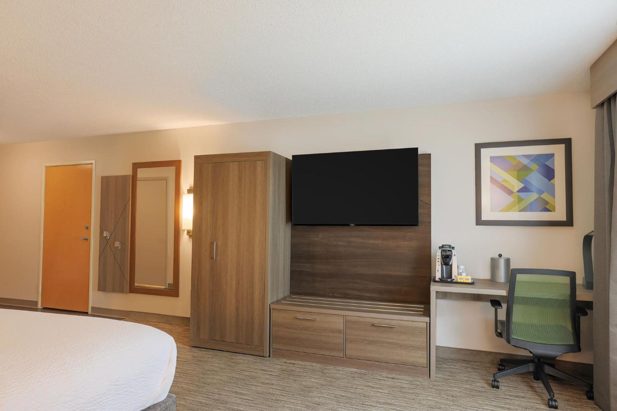 Standard King Room - Photo 14