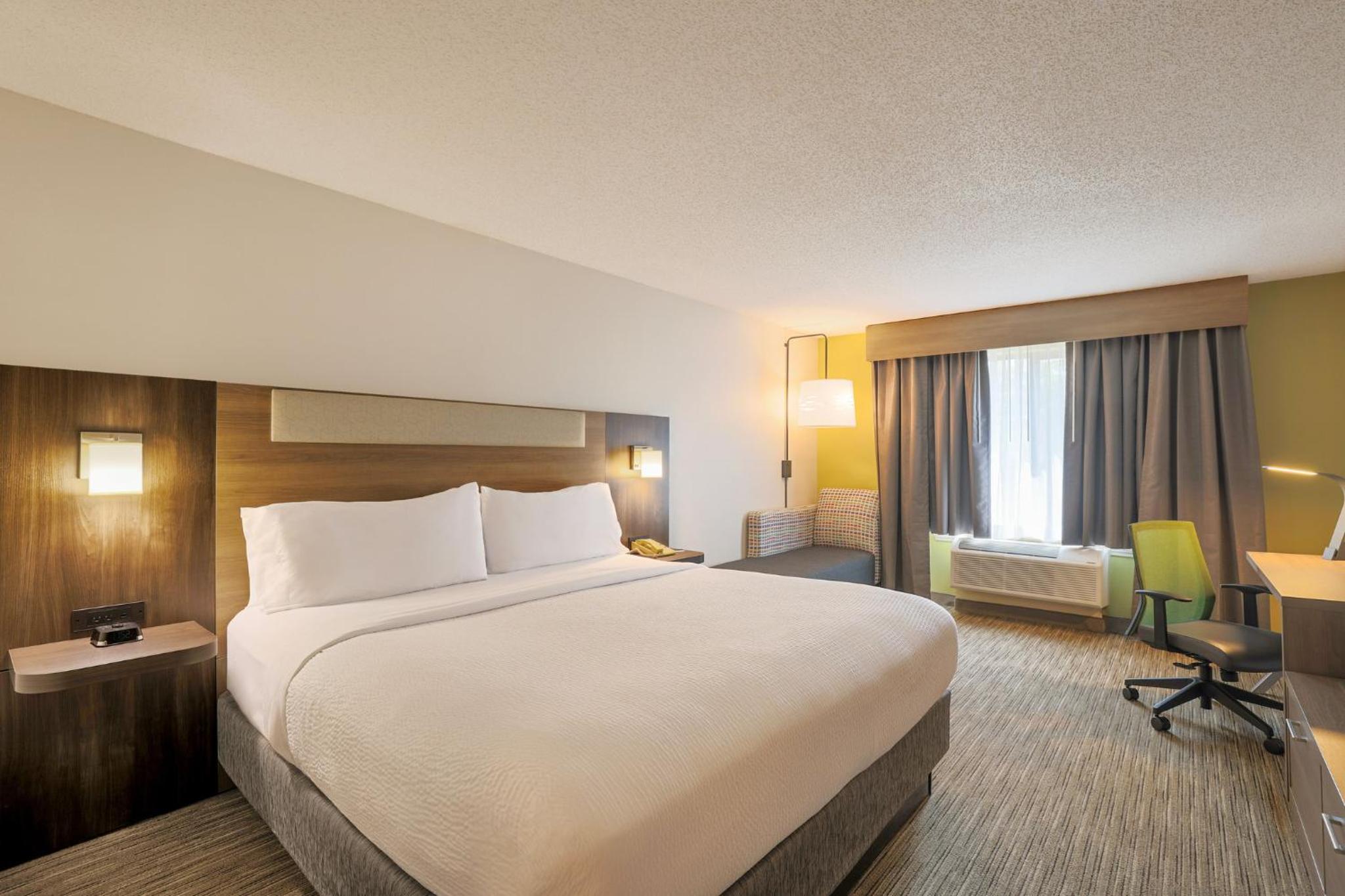 Standard King Room - Photo 15