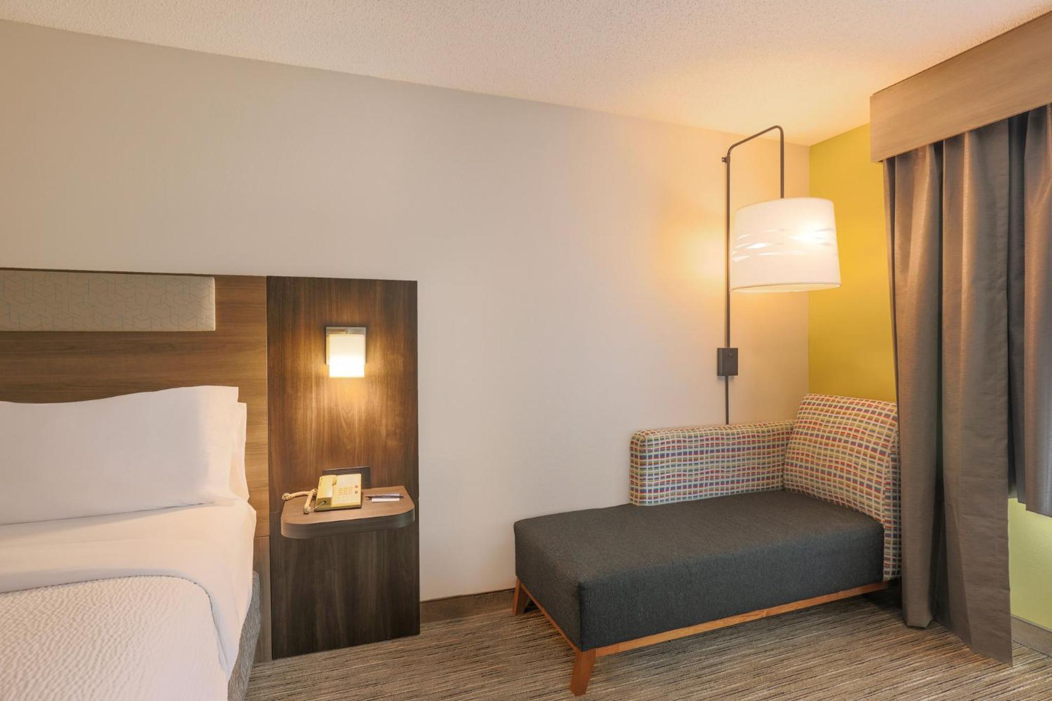 Standard King Room - Photo 10