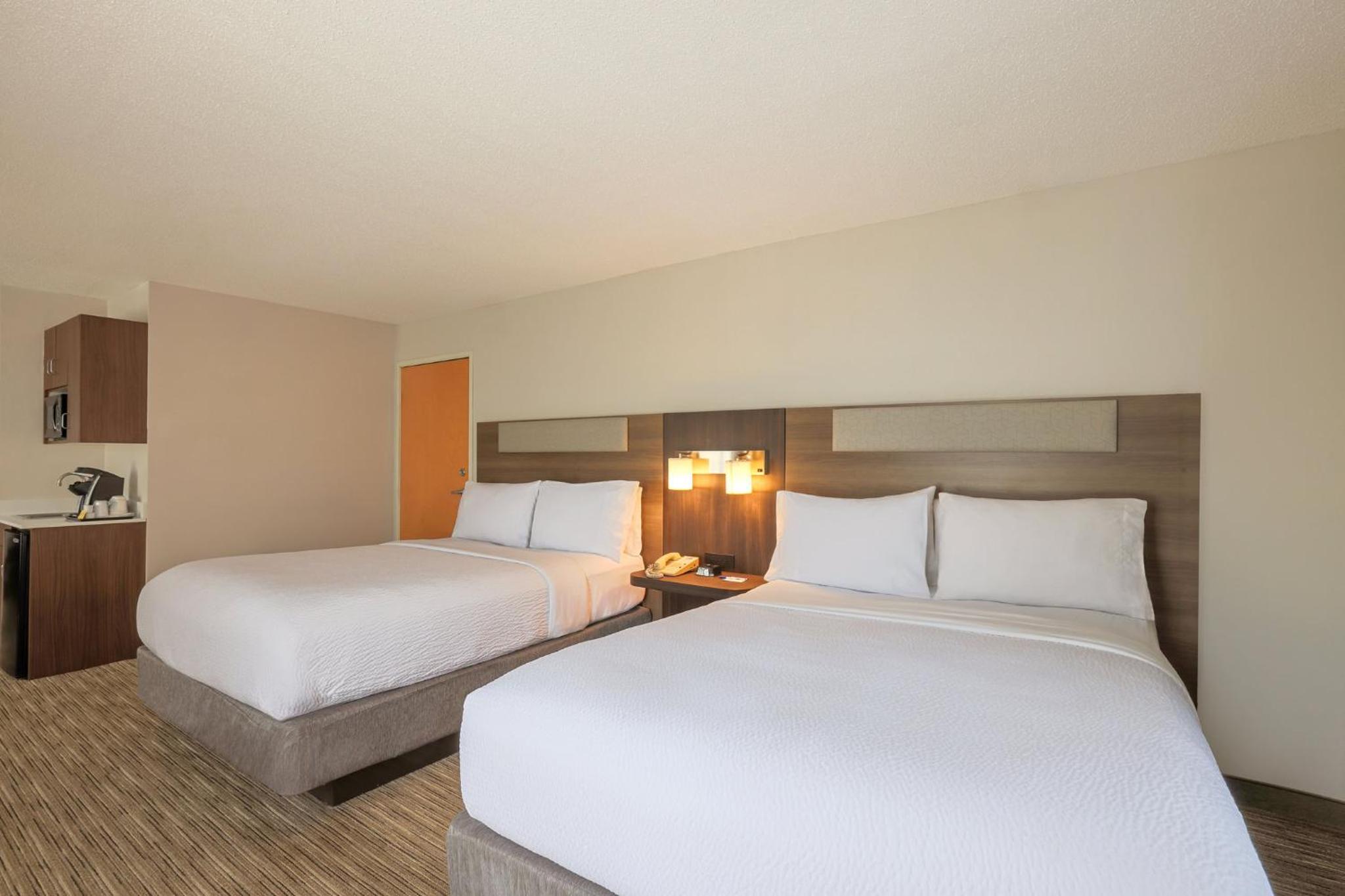 Queen Suite with Two Queen Beds photo 2