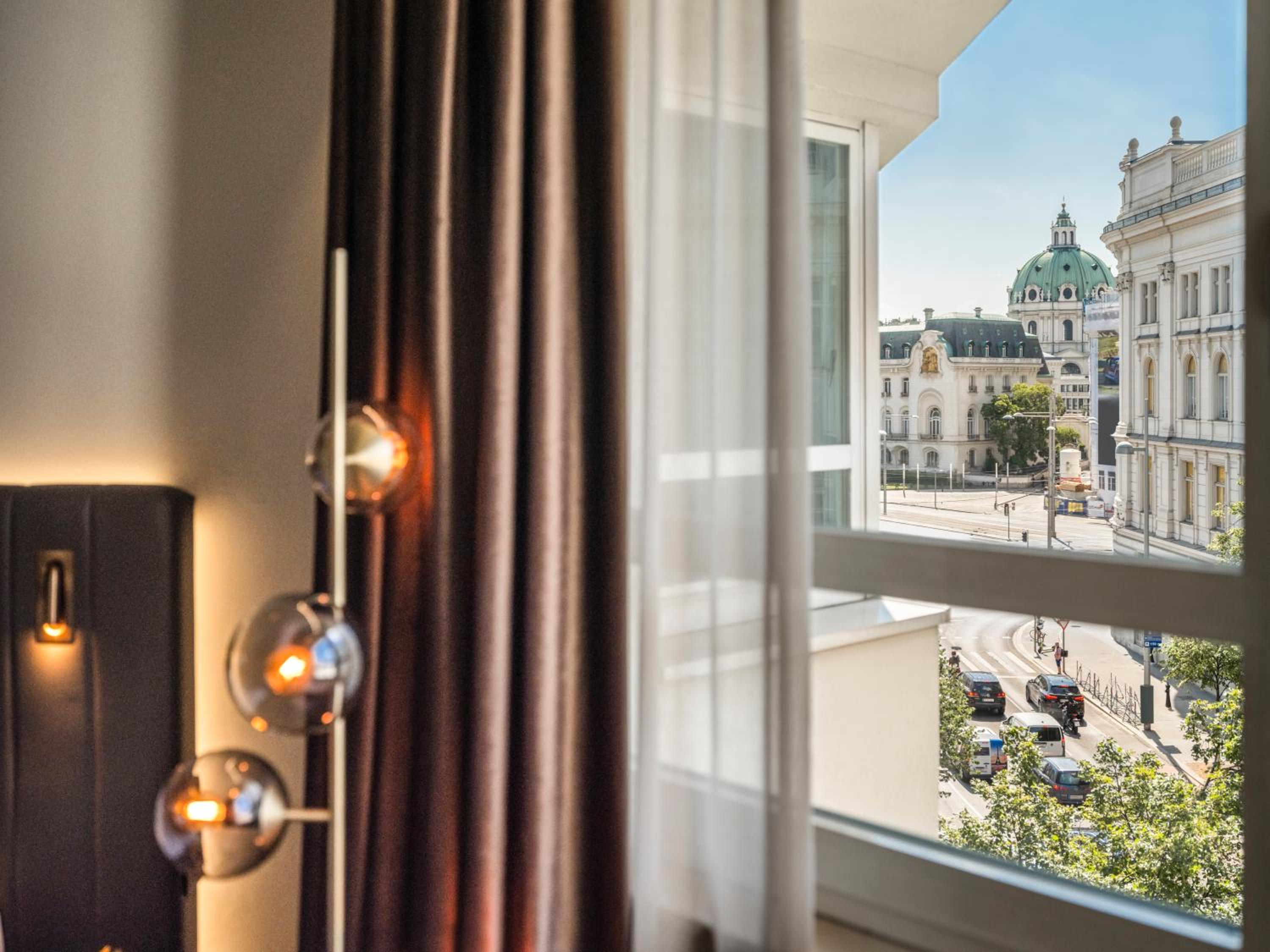 Deluxe King Room - Photo 2