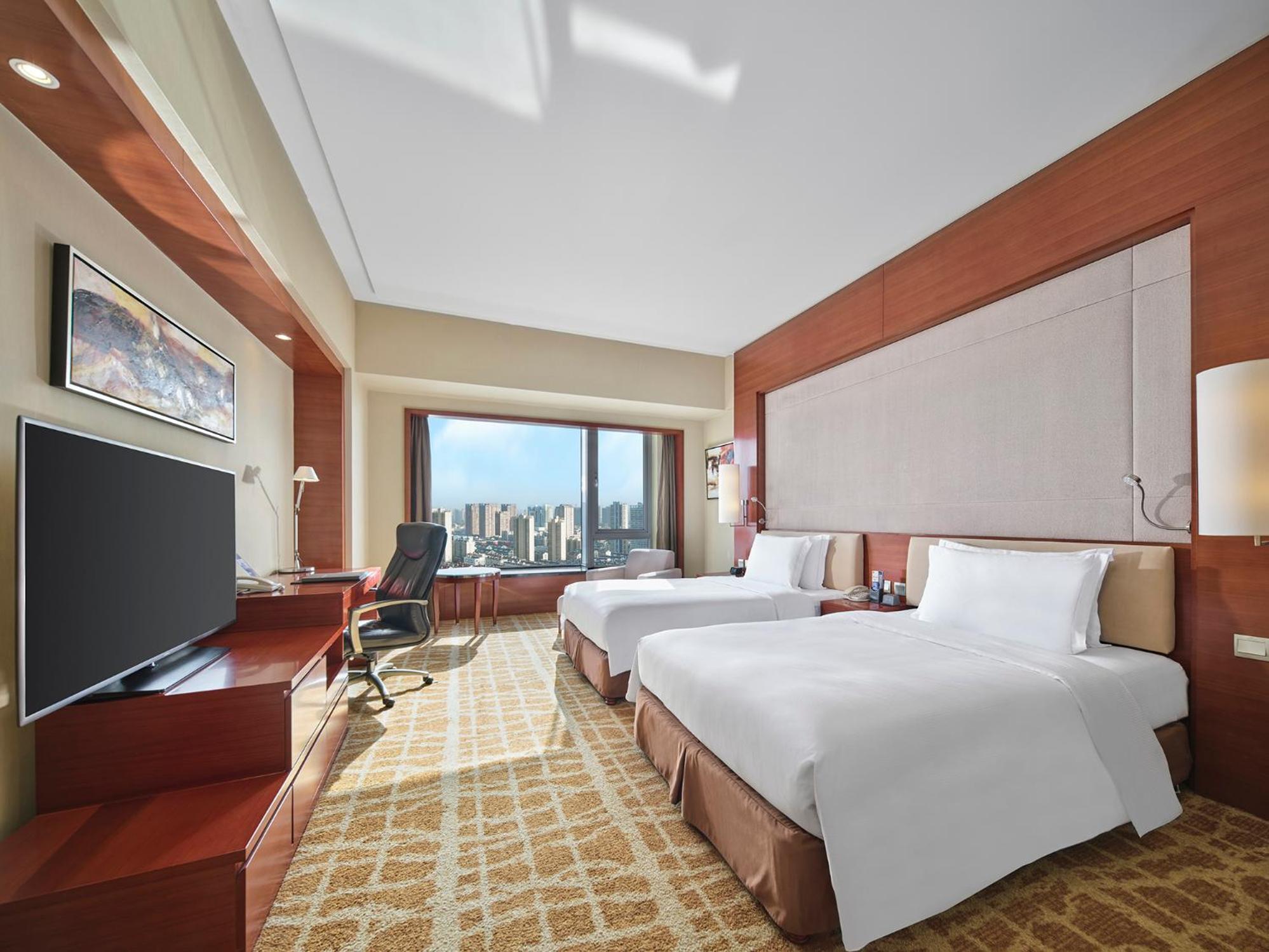 Hilton Executive Twin Room with Access to the Executive Lounge - Photo 3