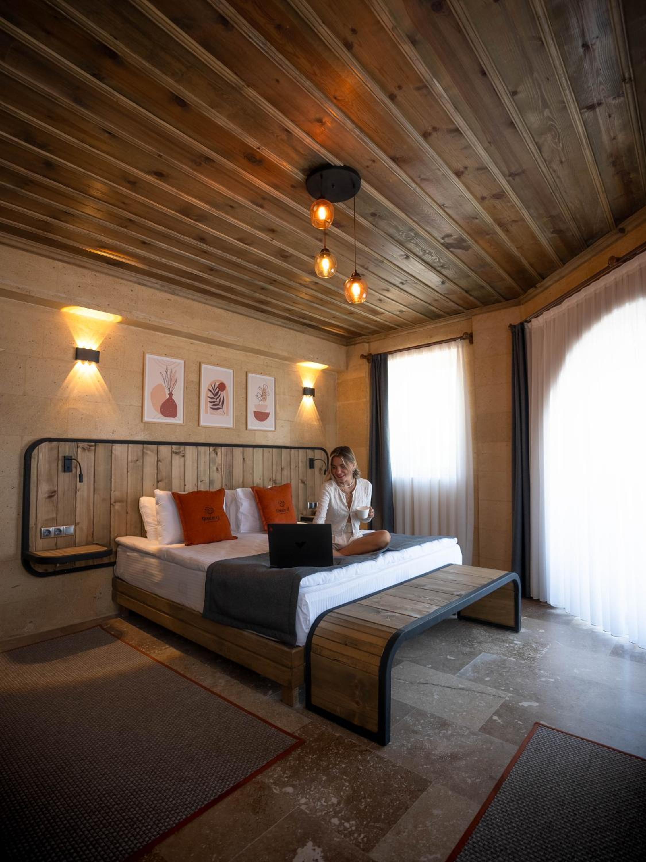Deluxe Double Room with Balcony photo 3