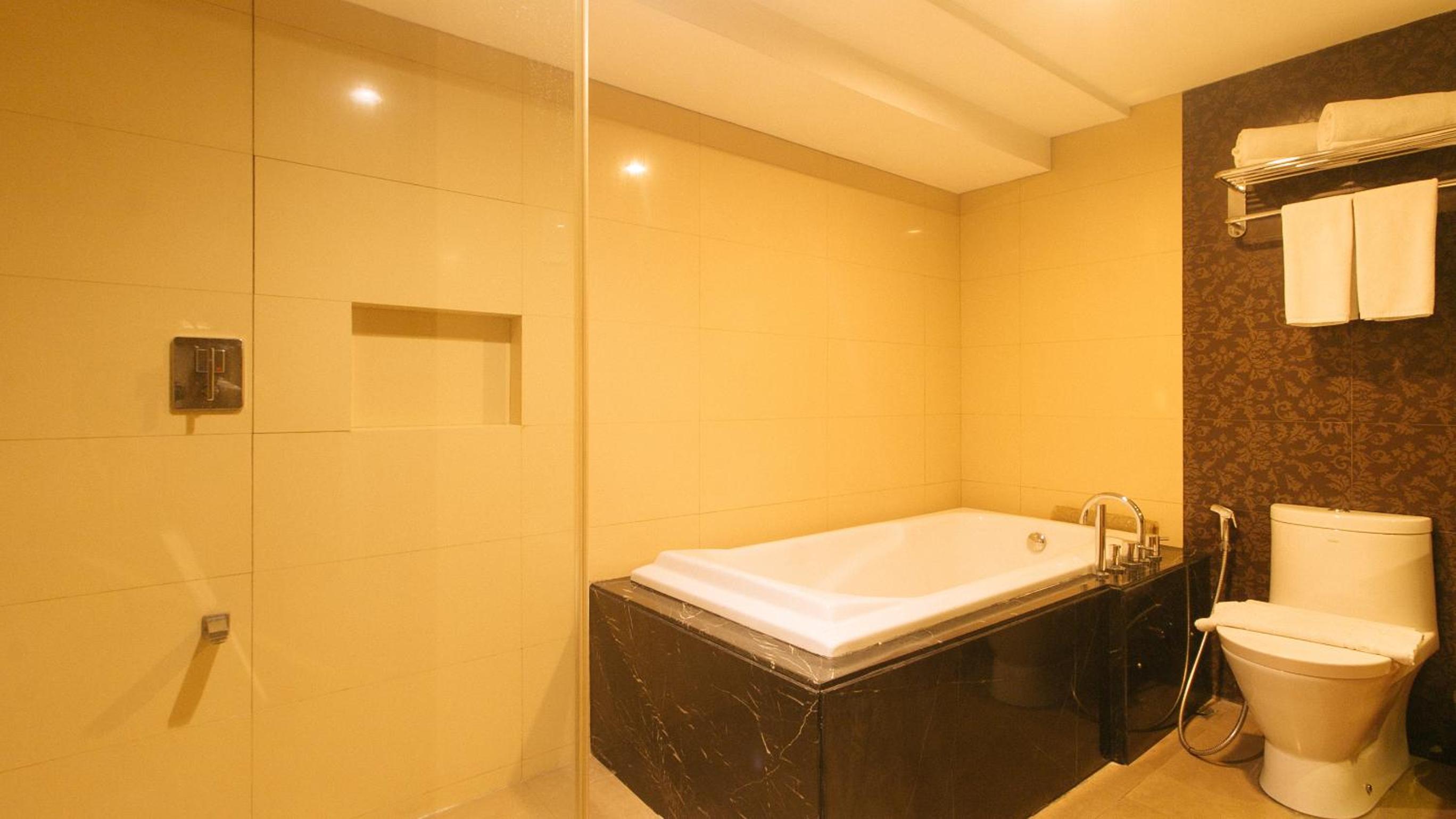 Deluxe King Room - Photo 12