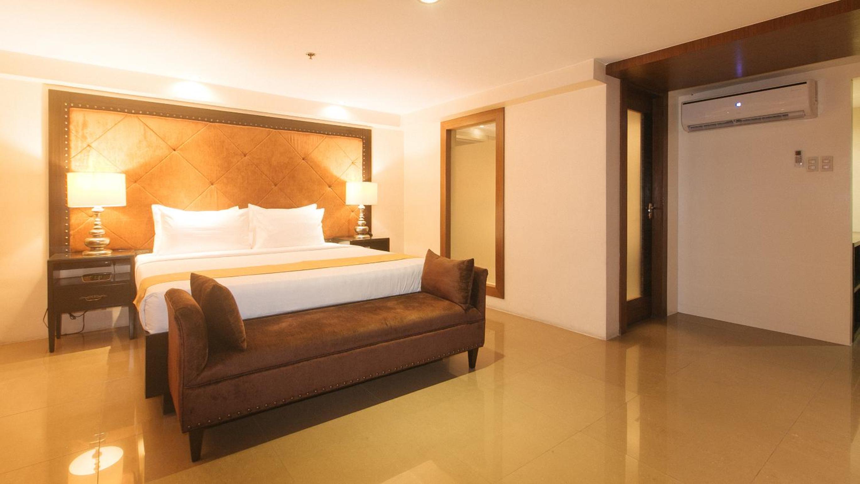 Deluxe King Room - Photo 4