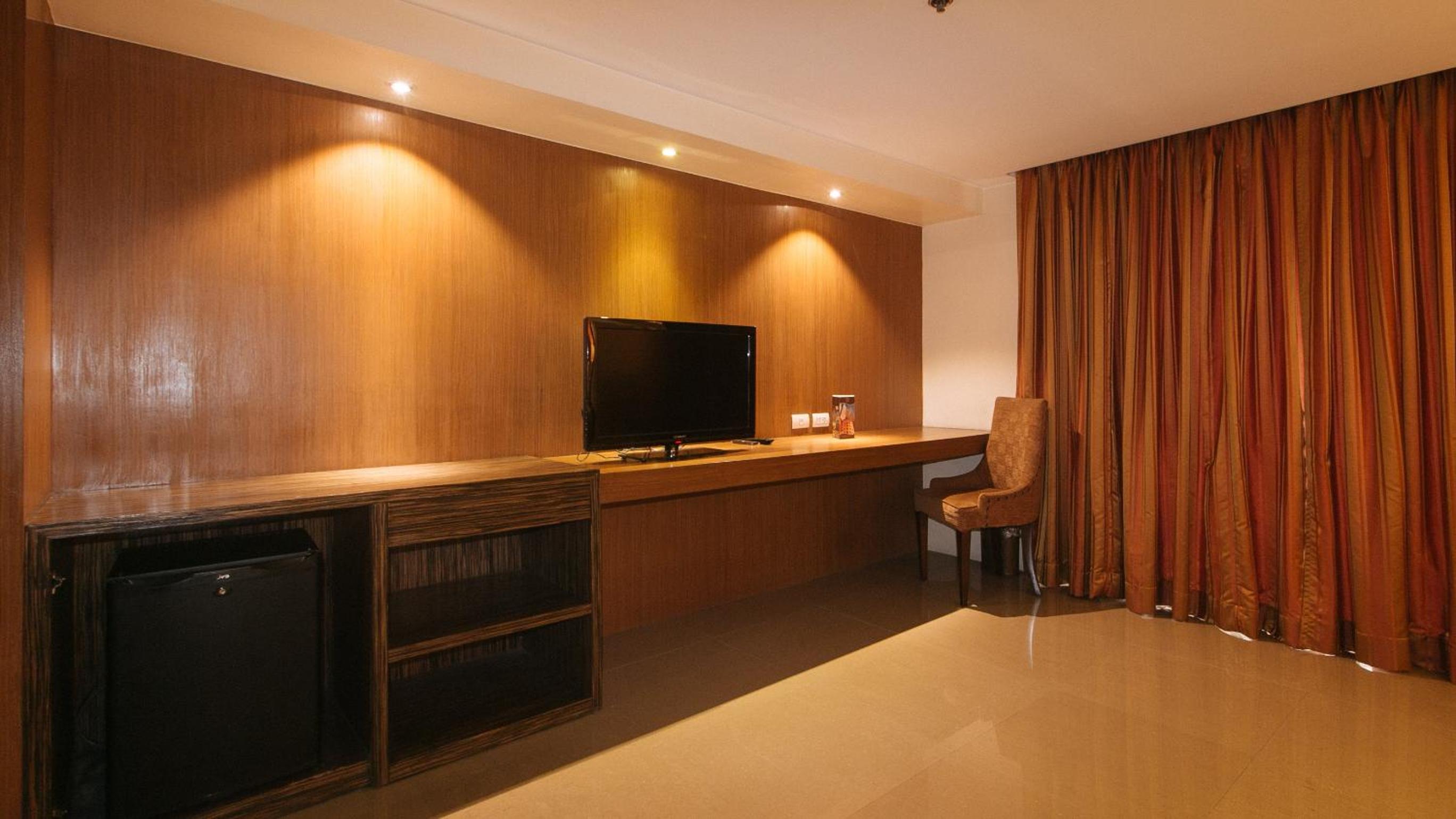 Deluxe King Room - Photo 6