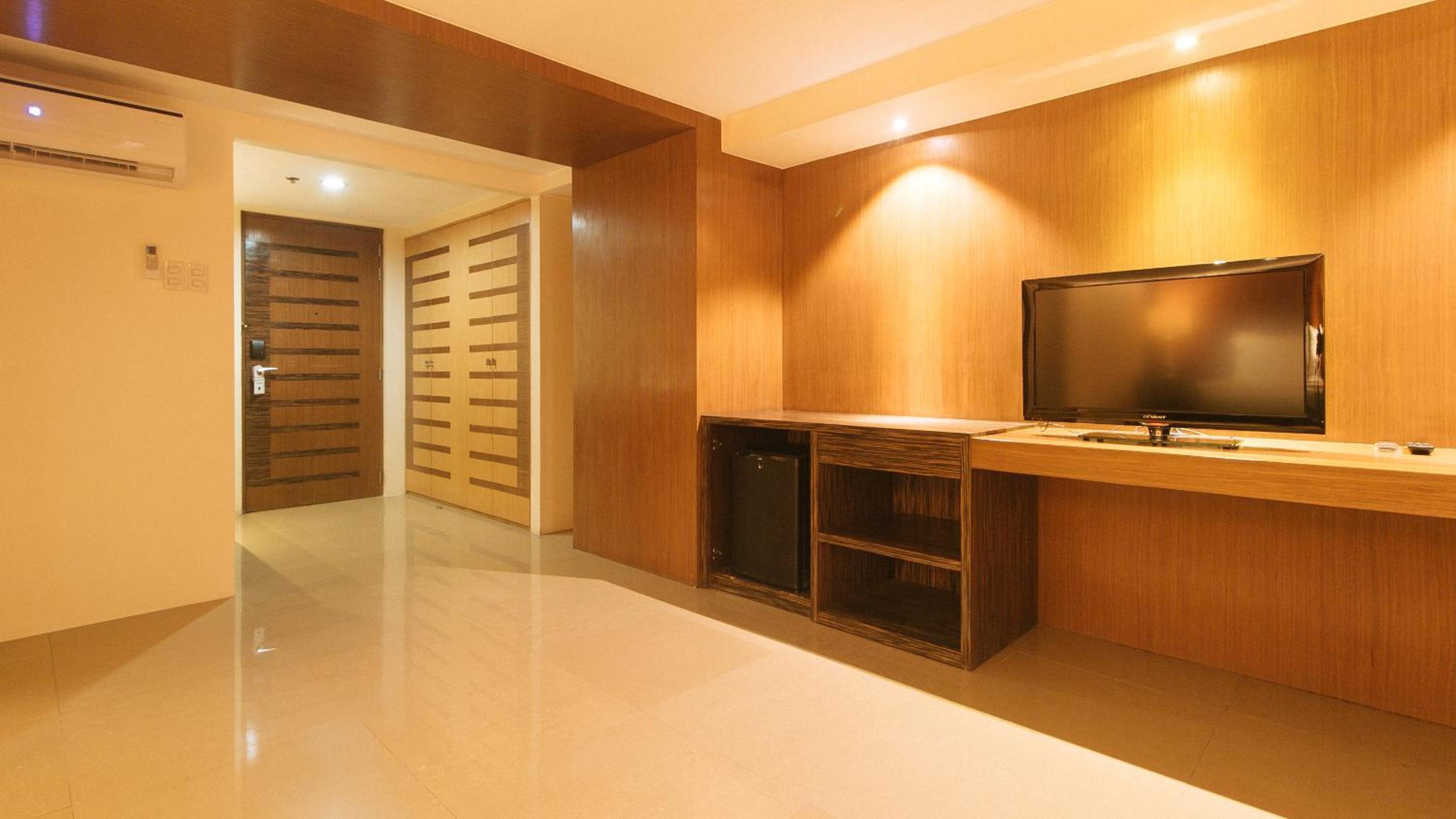 Deluxe King Room - Photo 8