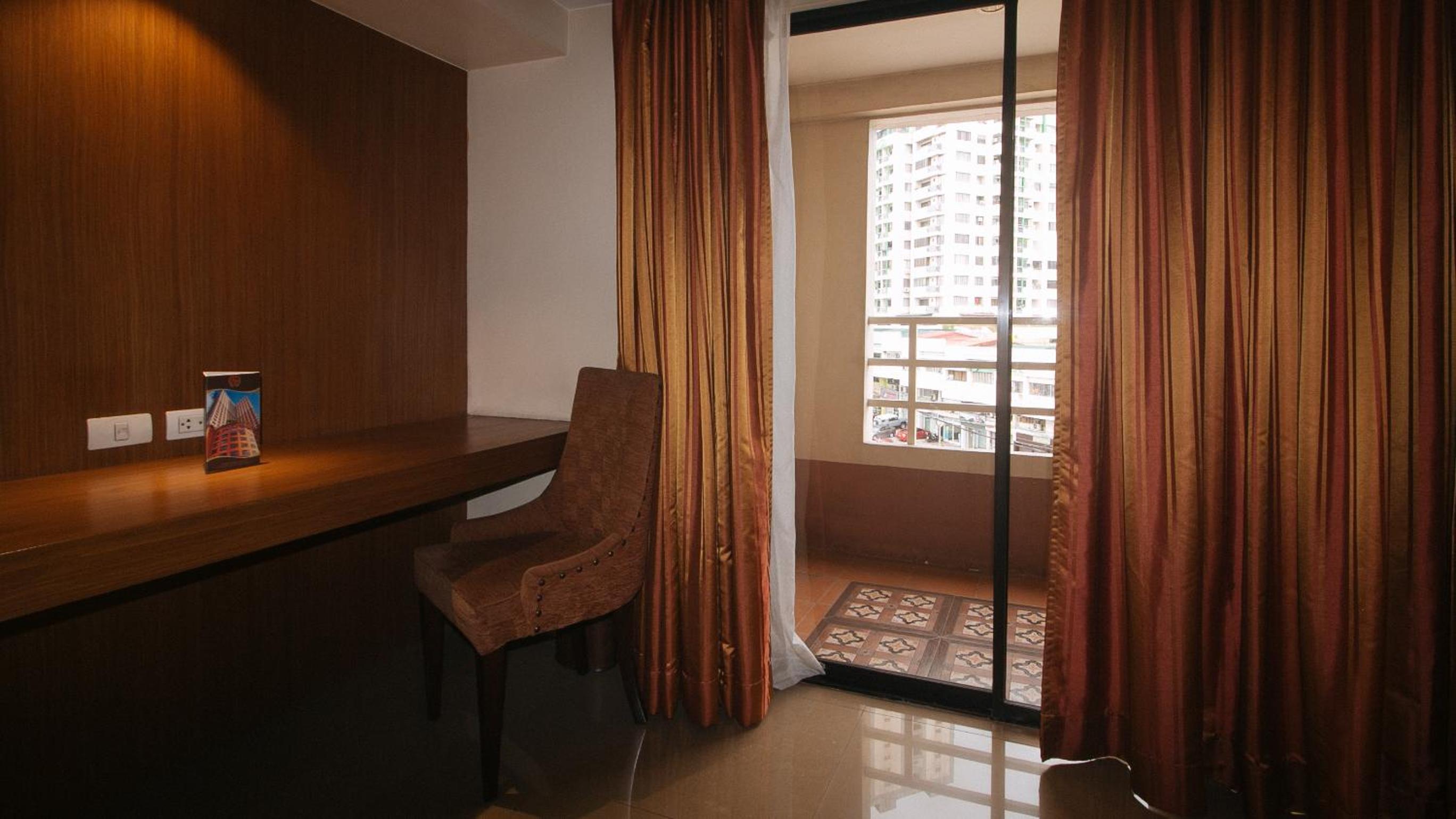 Deluxe King Room - Photo 10