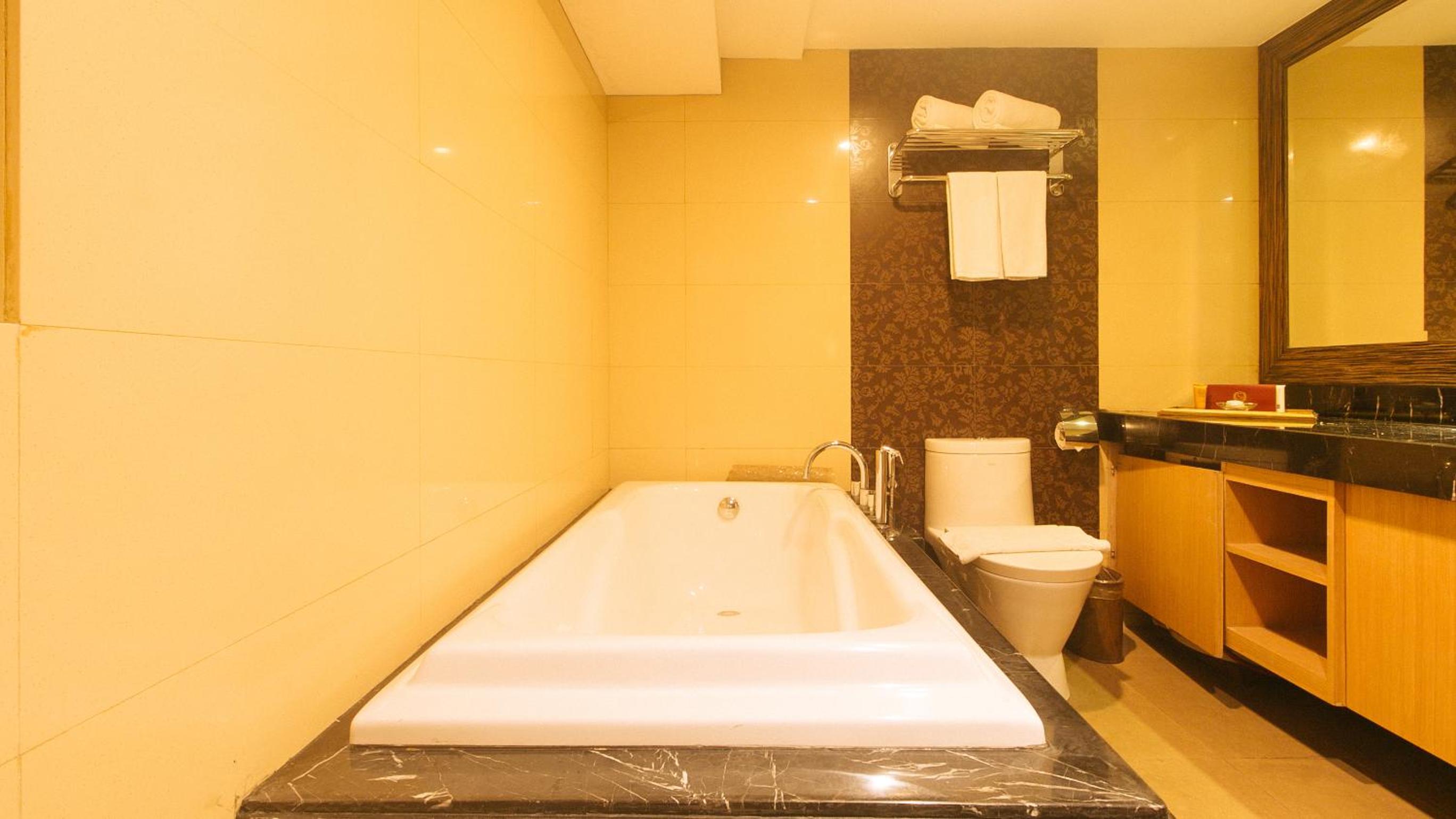 Deluxe King Room - Photo 14