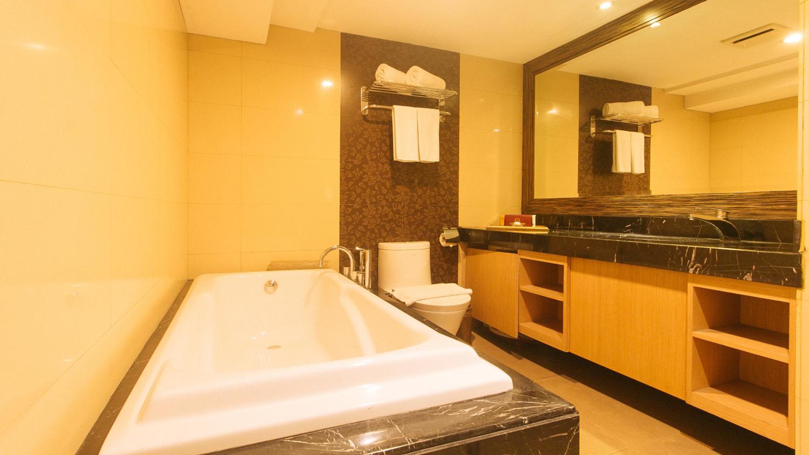 Deluxe King Room - Photo 13
