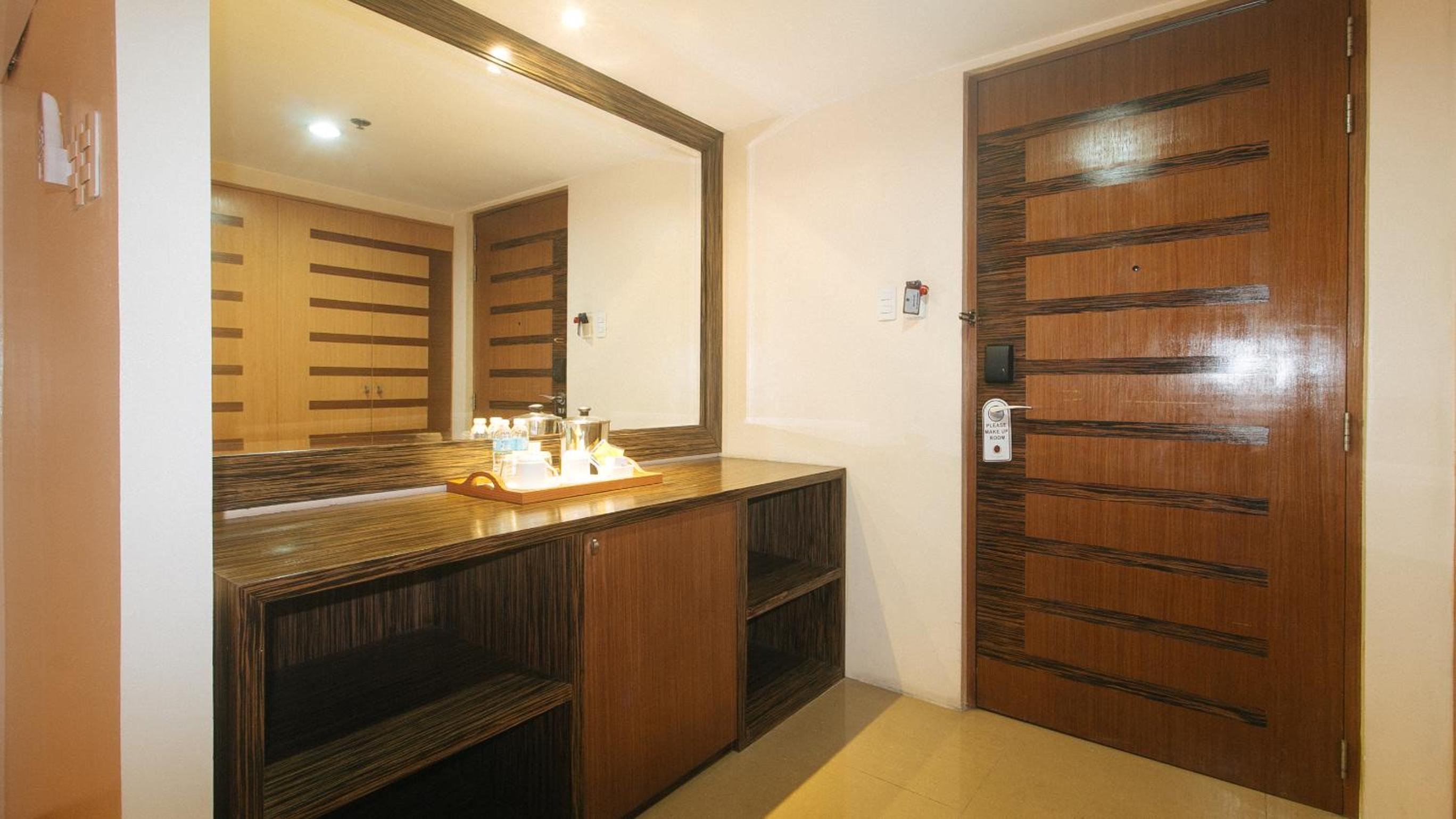 Deluxe King Room - Photo 7