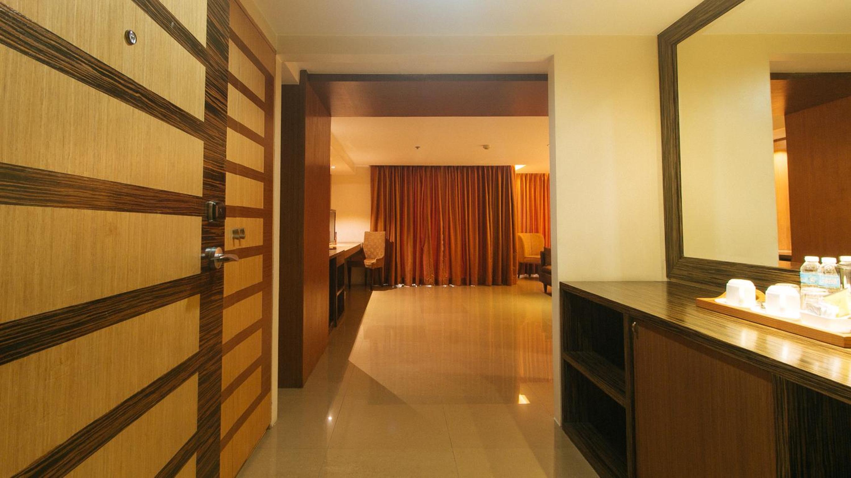 Deluxe King Room - Photo 9