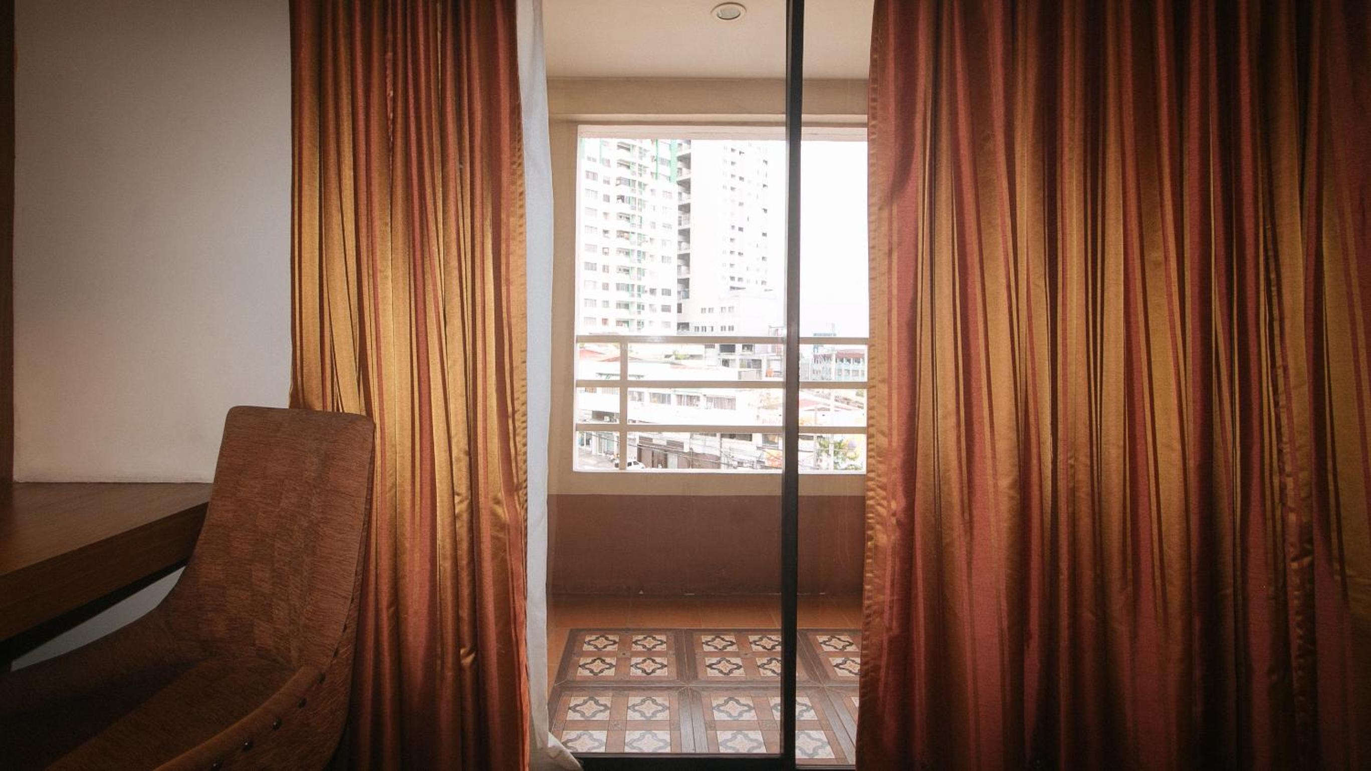 Deluxe King Room - Photo 11