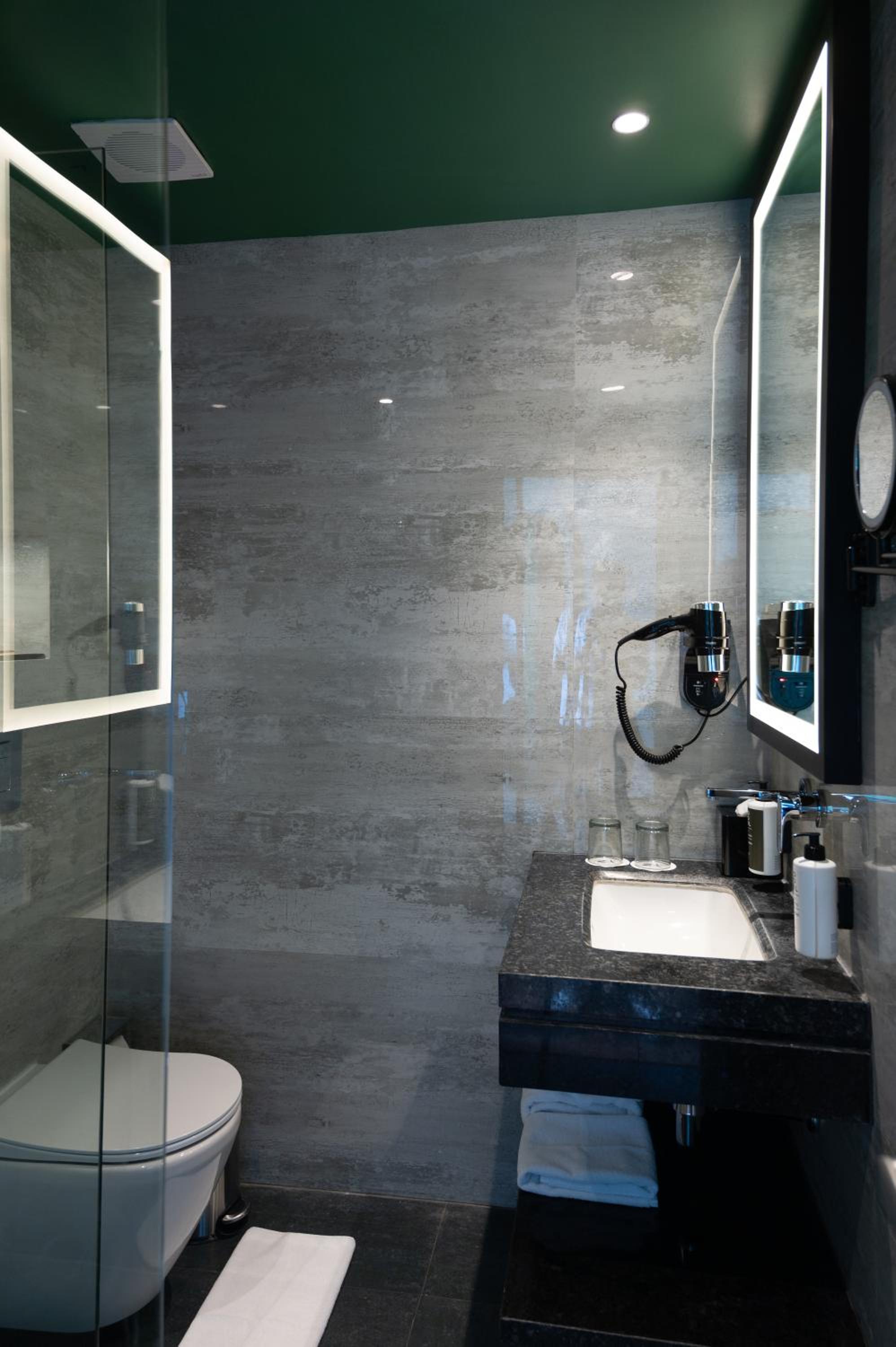 Junior Suite with One Double Bed and Cazri View: 10% Discount on Food & Beverage | 20% Discount on One Spa | Complimentary Welcome Drink | Happy Hours Offer - Buy 2 Get 1 Free on Alcoholic Beverages and Soft Beverages - Photo 2