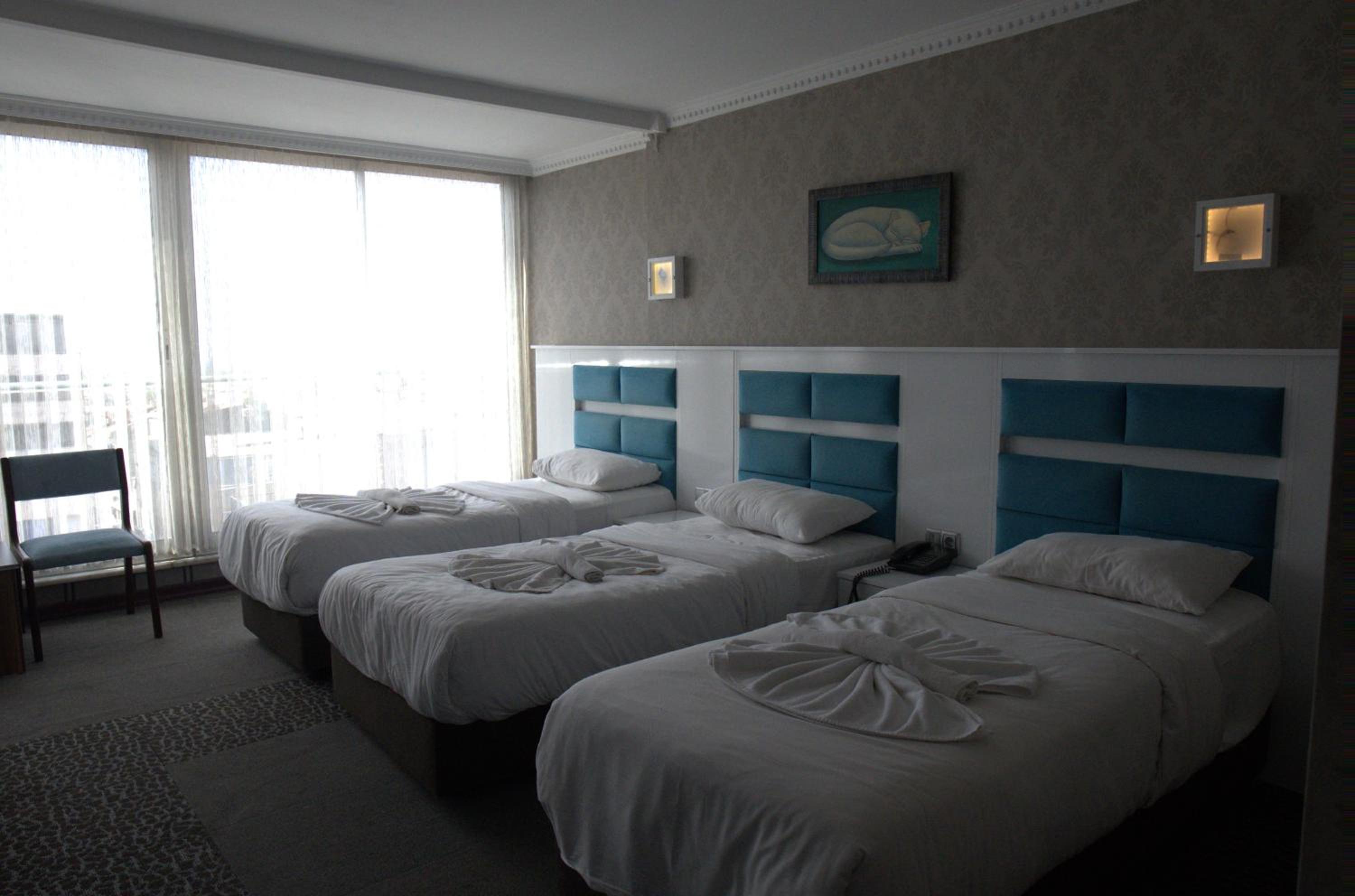 Economy Triple Room photo 2