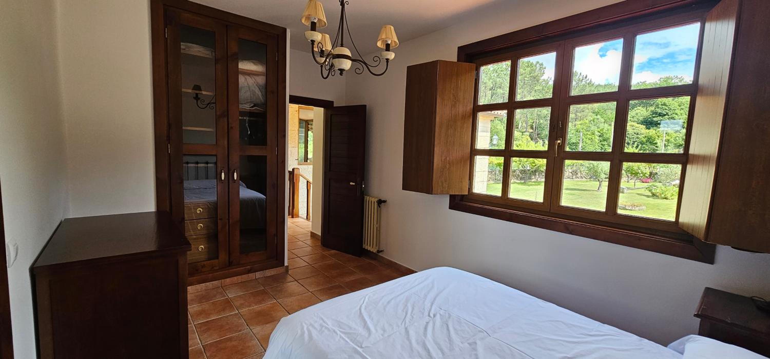 Five-Bedroom House photo 3