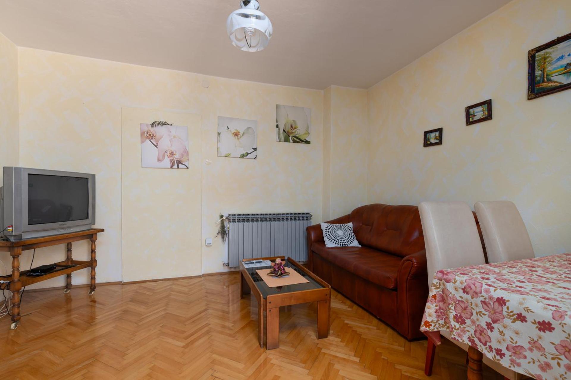 One-Bedroom Apartment photo 2