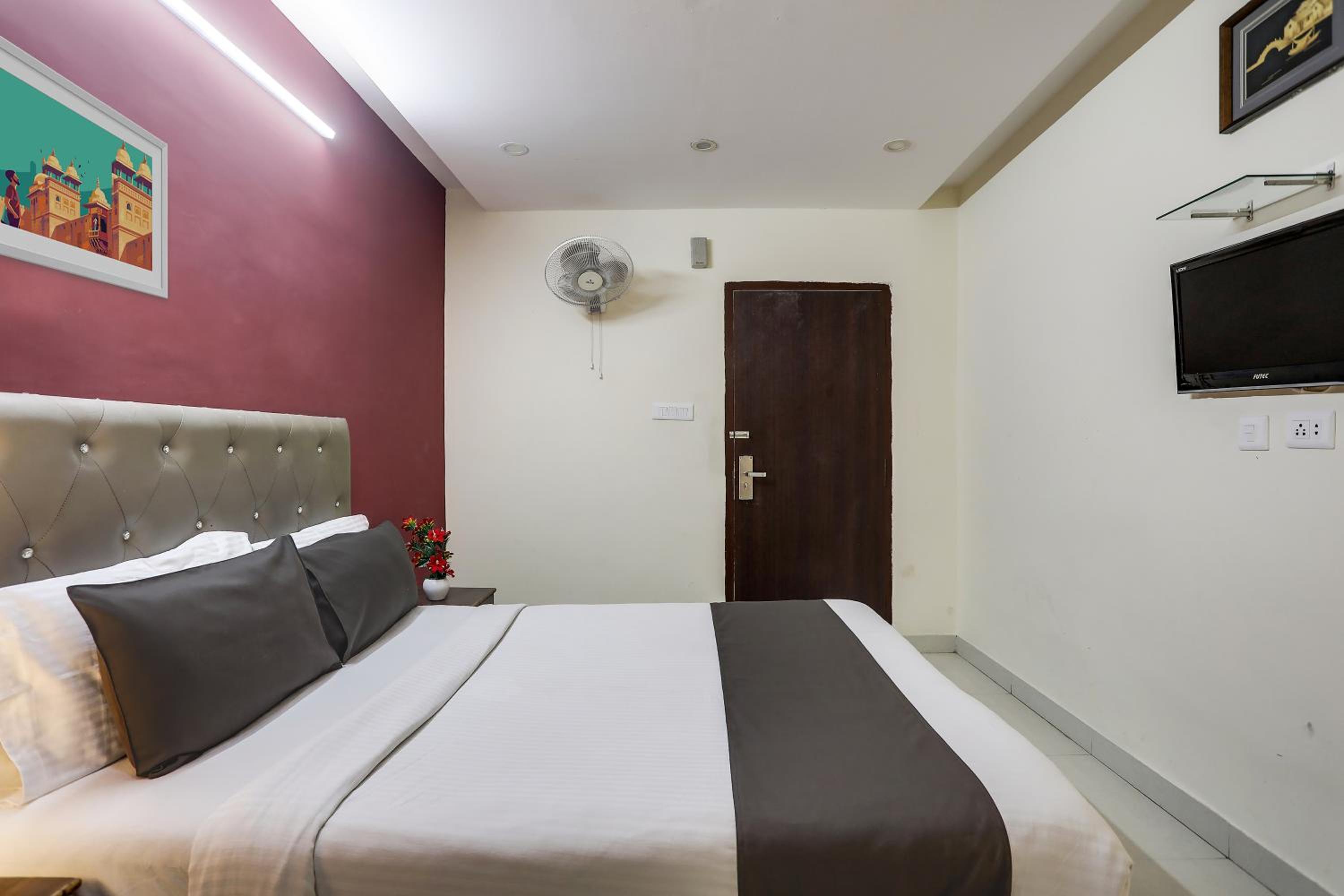 Standard Double Room - Photo 12