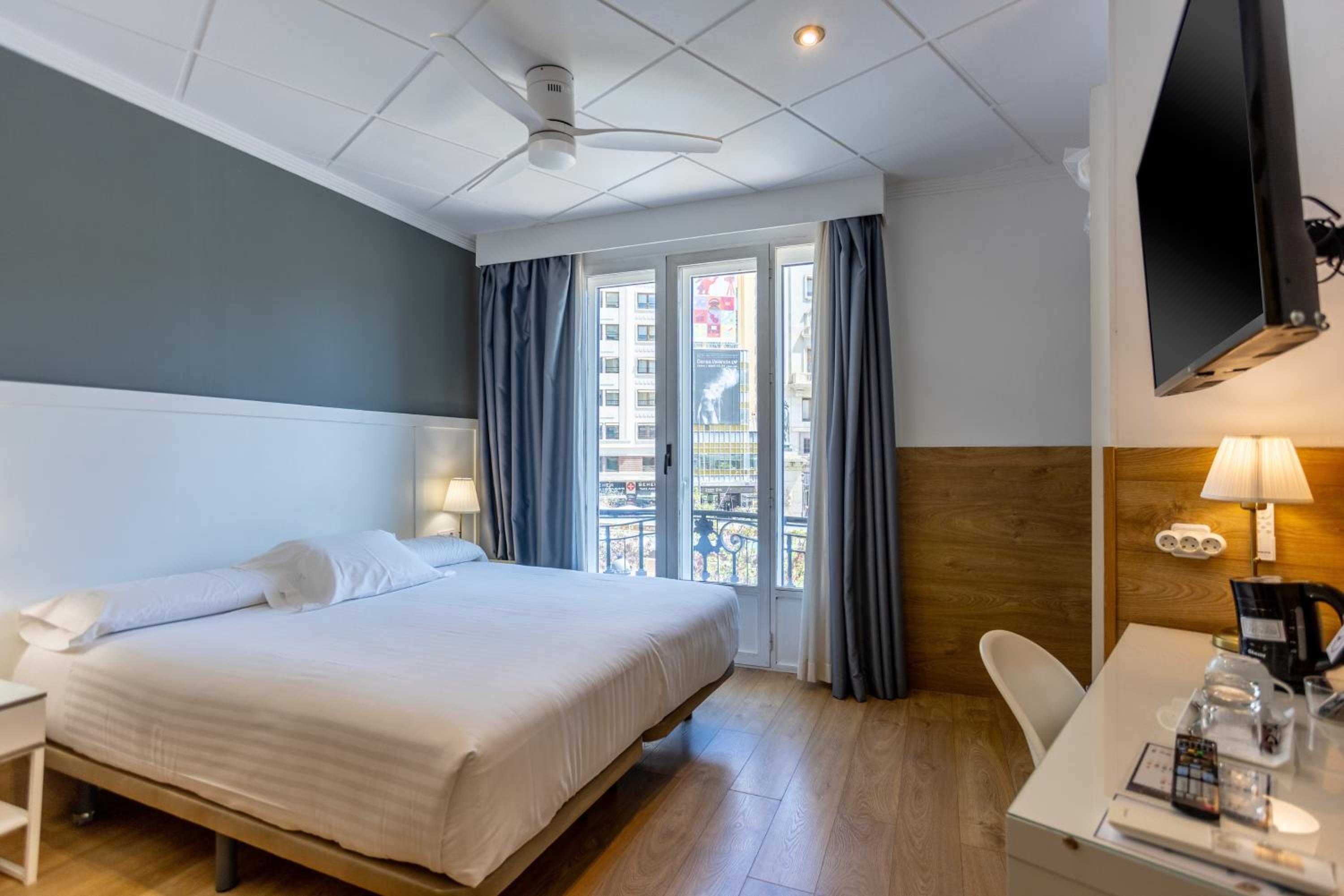 Superior Double Room with View to the Square photo 2