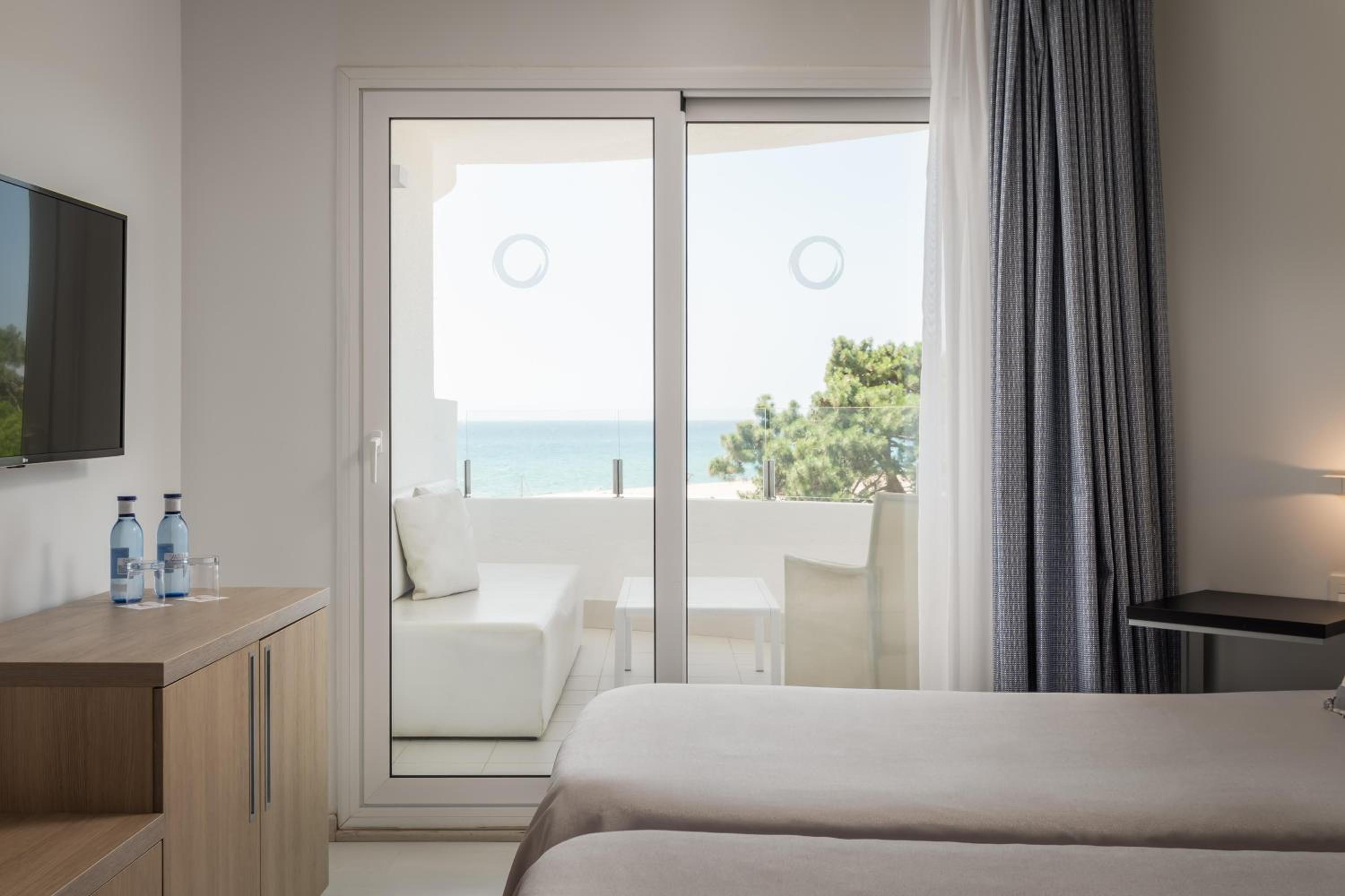 Double or Twin Room with View - Photo 3