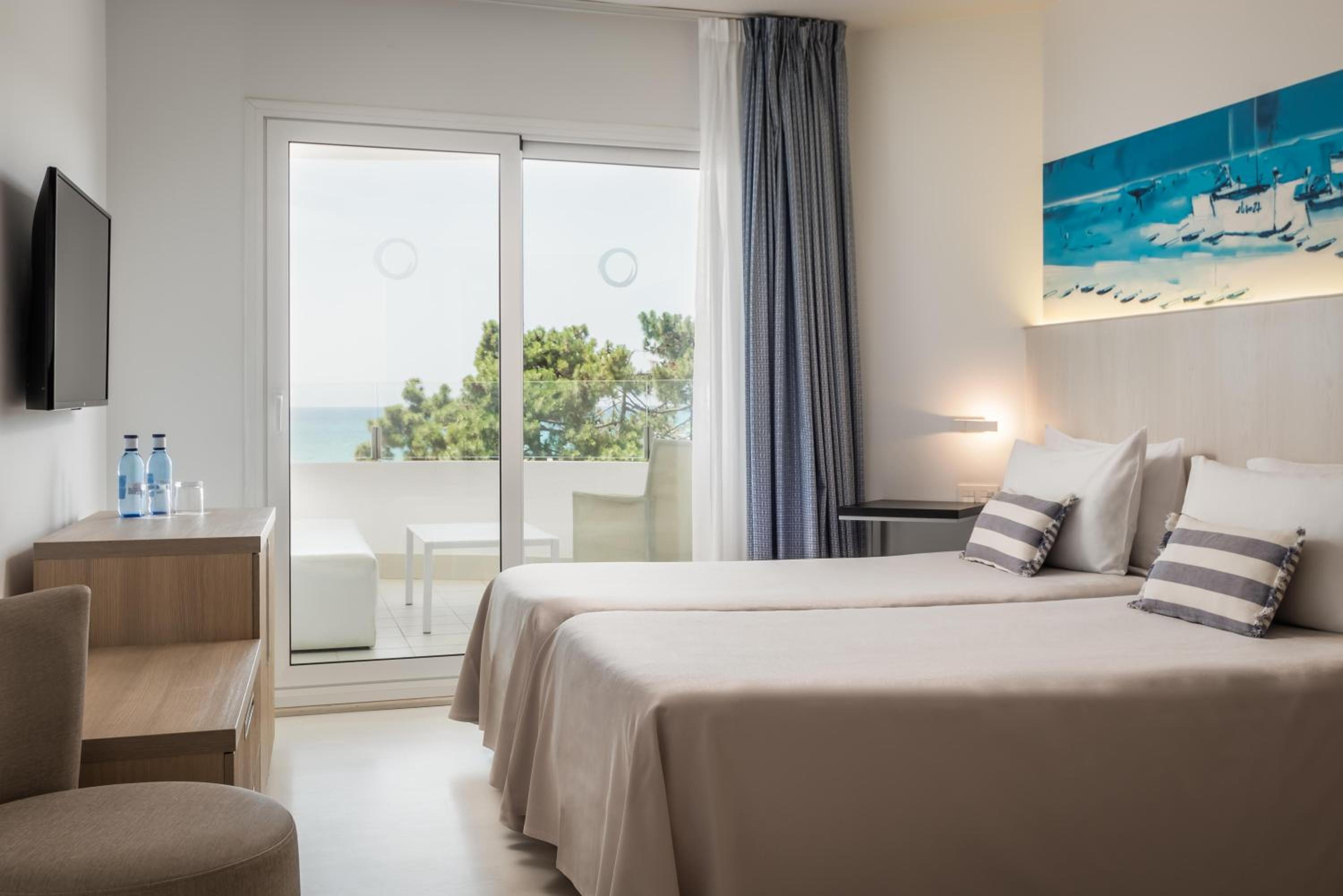 Double or Twin Room with View - Photo 1