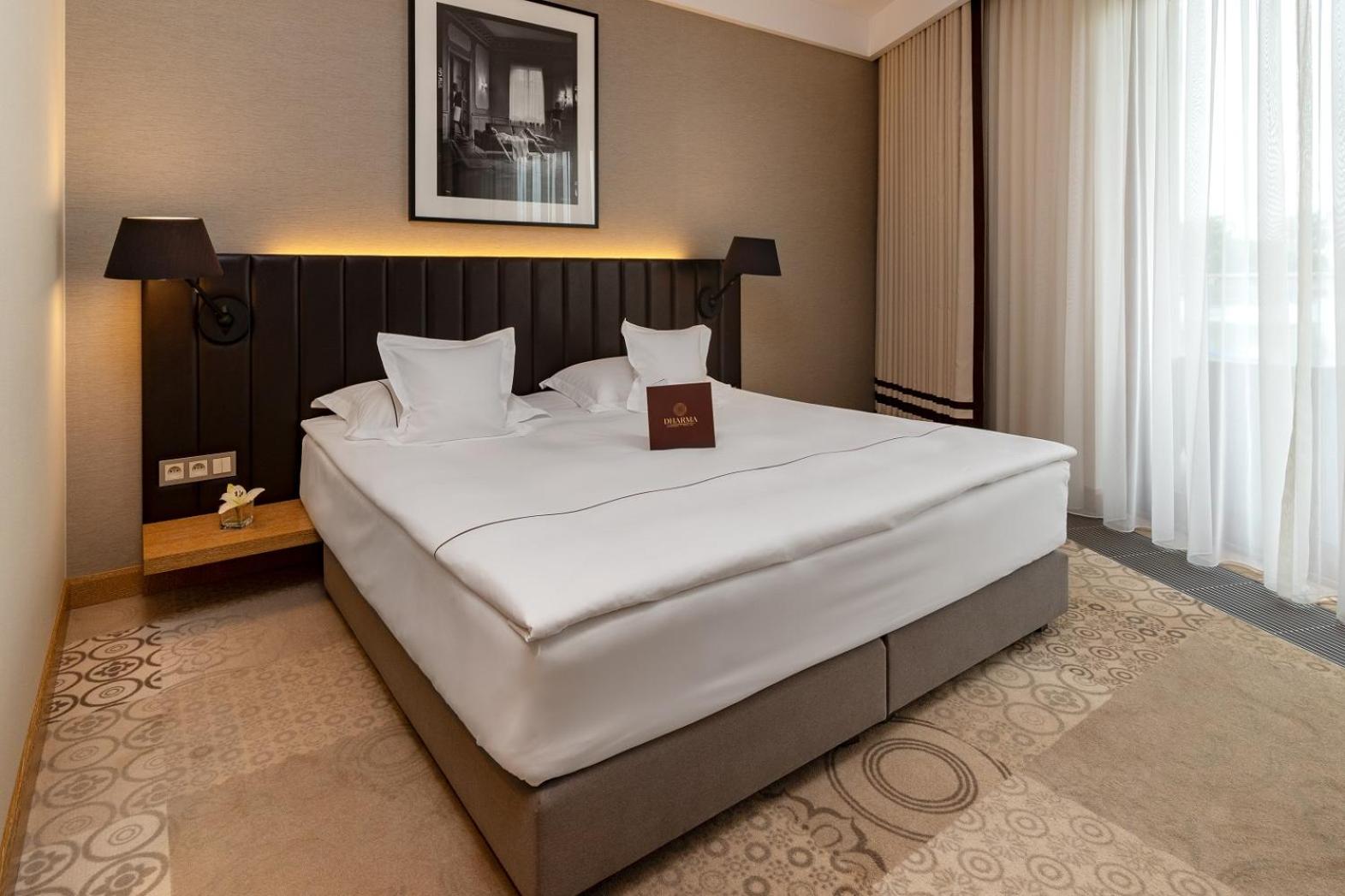 Double Room with Lake View - Photo 3