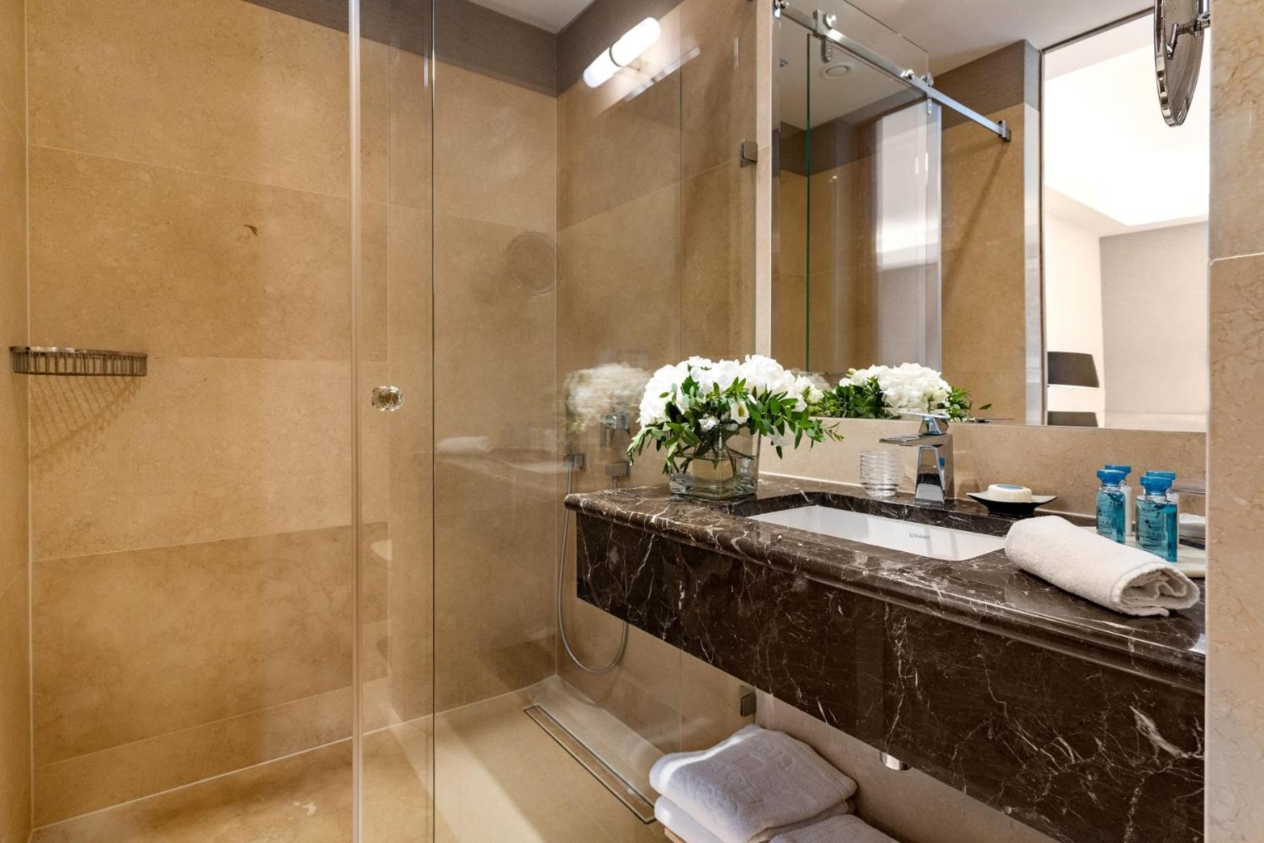 Double Room with Lake View - Photo 4