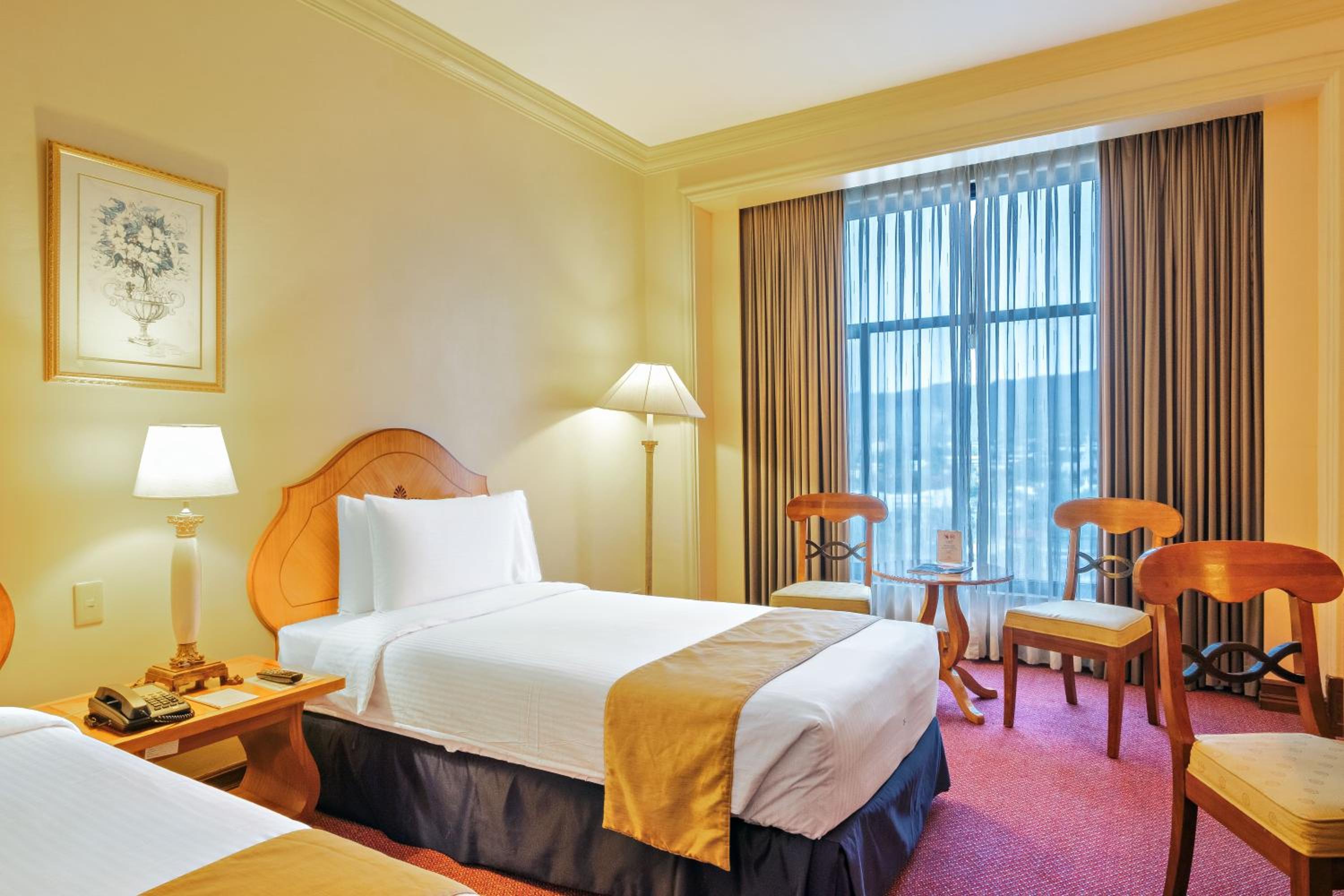 Ambassador Room - Photo 6