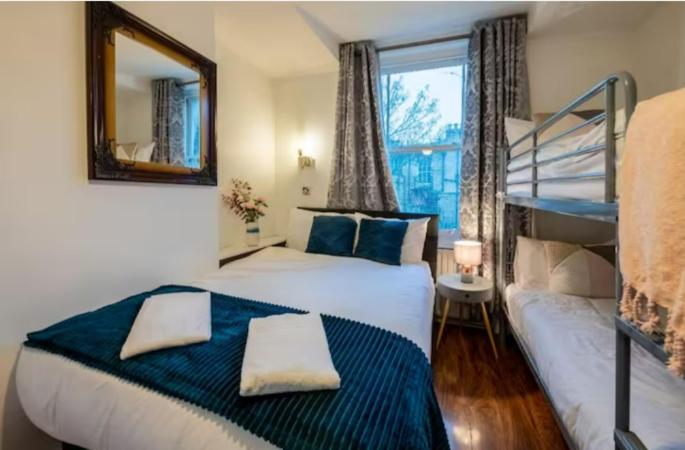 Quadruple Room with Private Bathroom