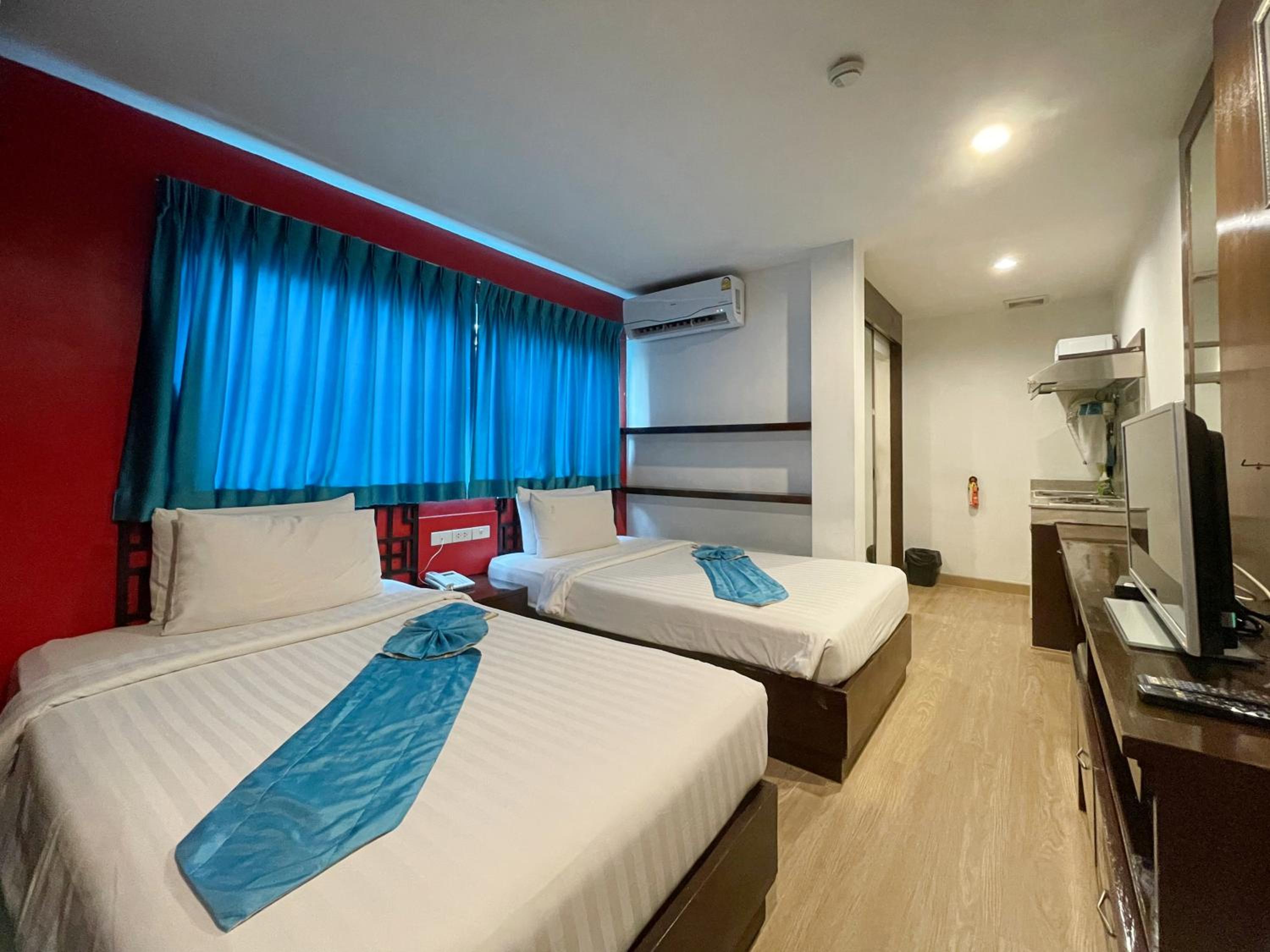 Deluxe Twin Room with Window photo 3