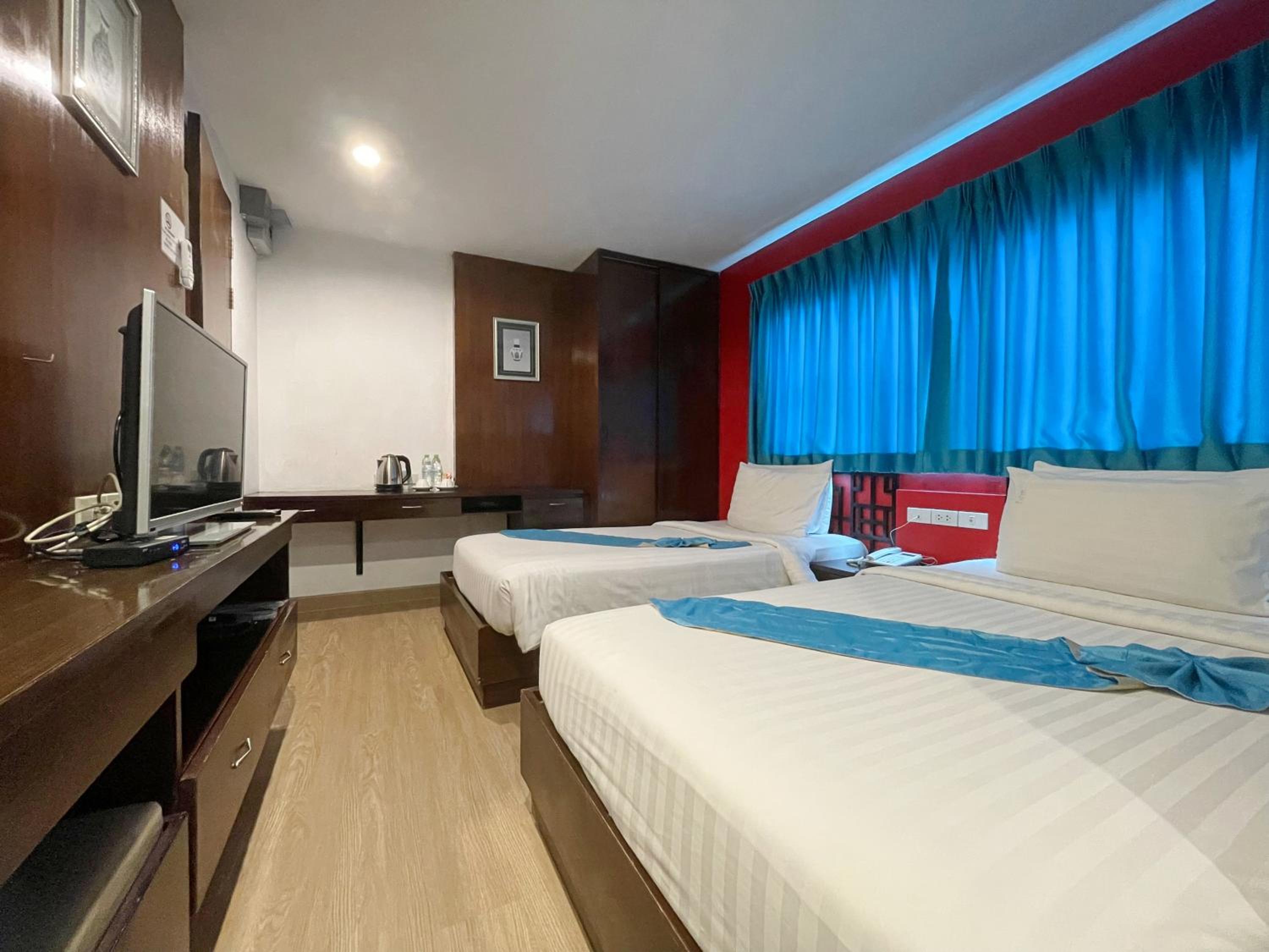 Deluxe Twin Room with Window photo 2