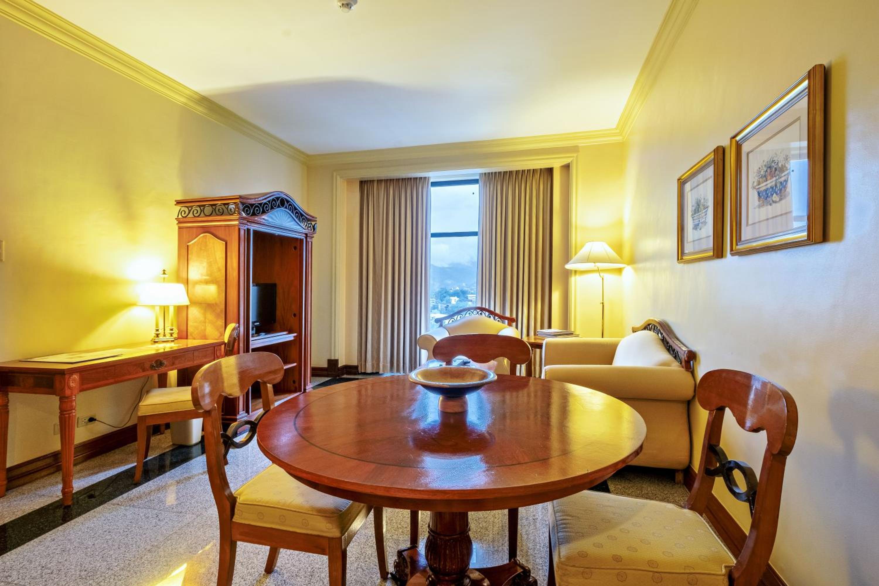 Ambassador Suite - Photo 6