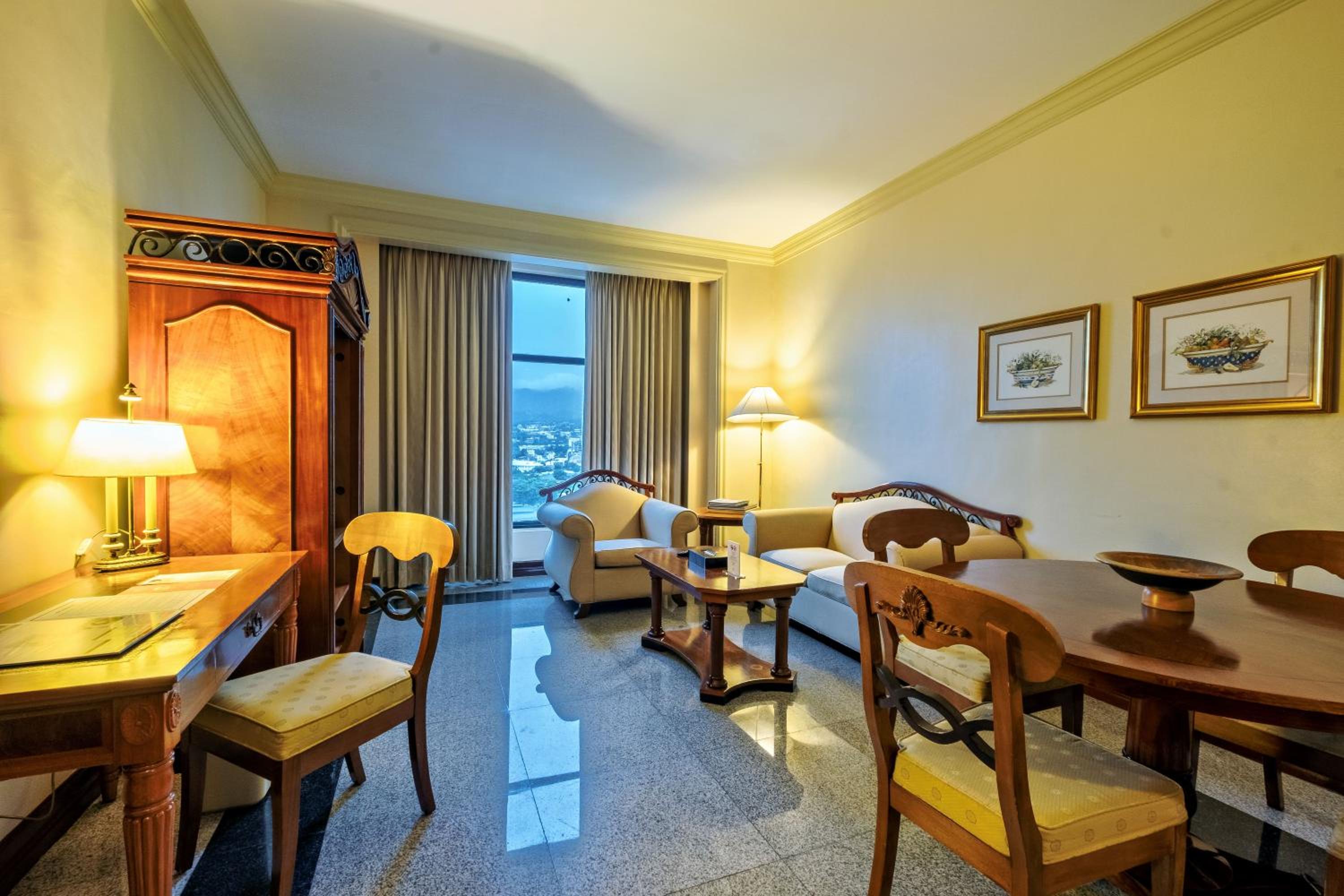 Ambassador Suite - Photo 9