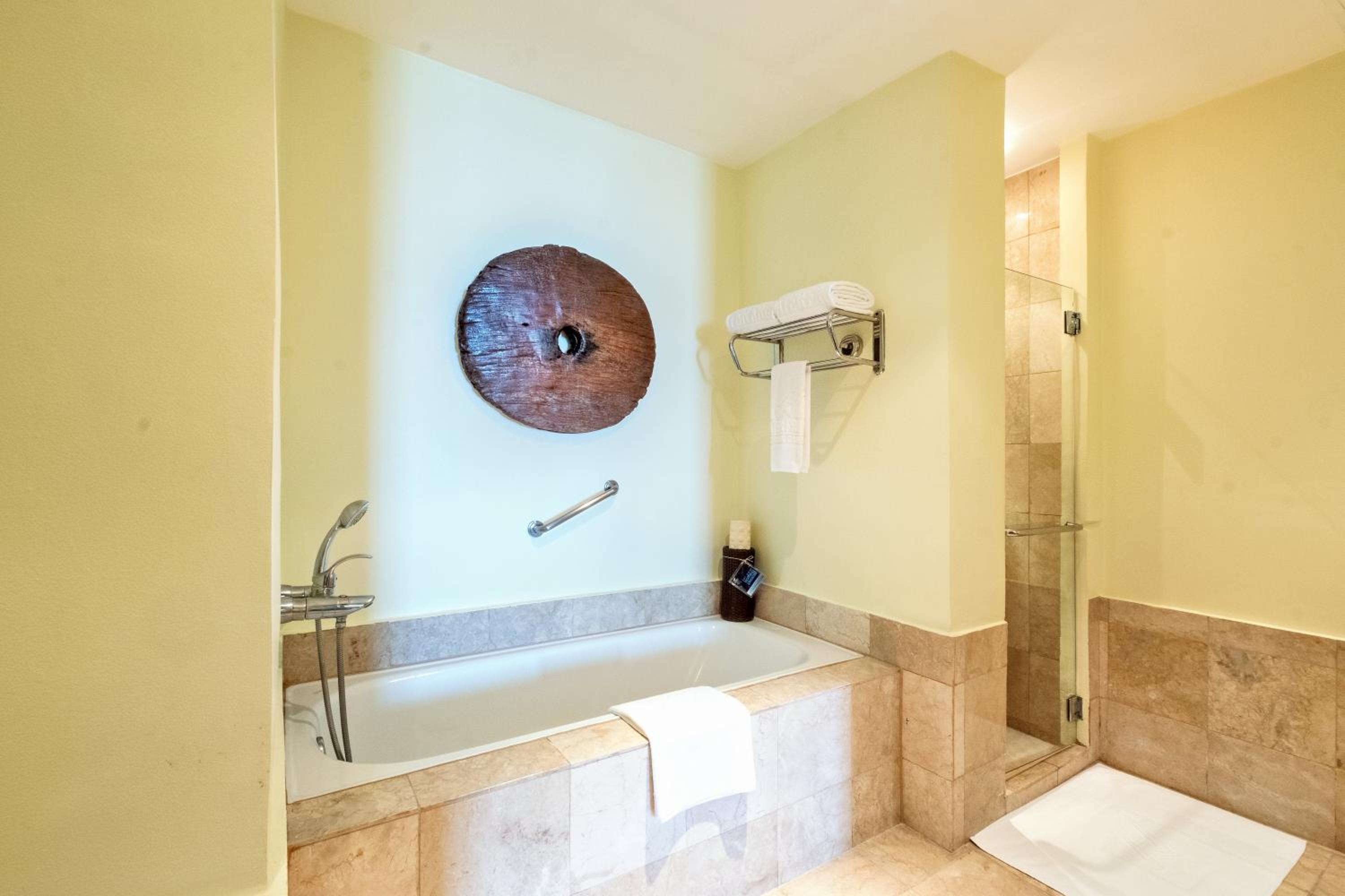Executive Suite - Photo 12