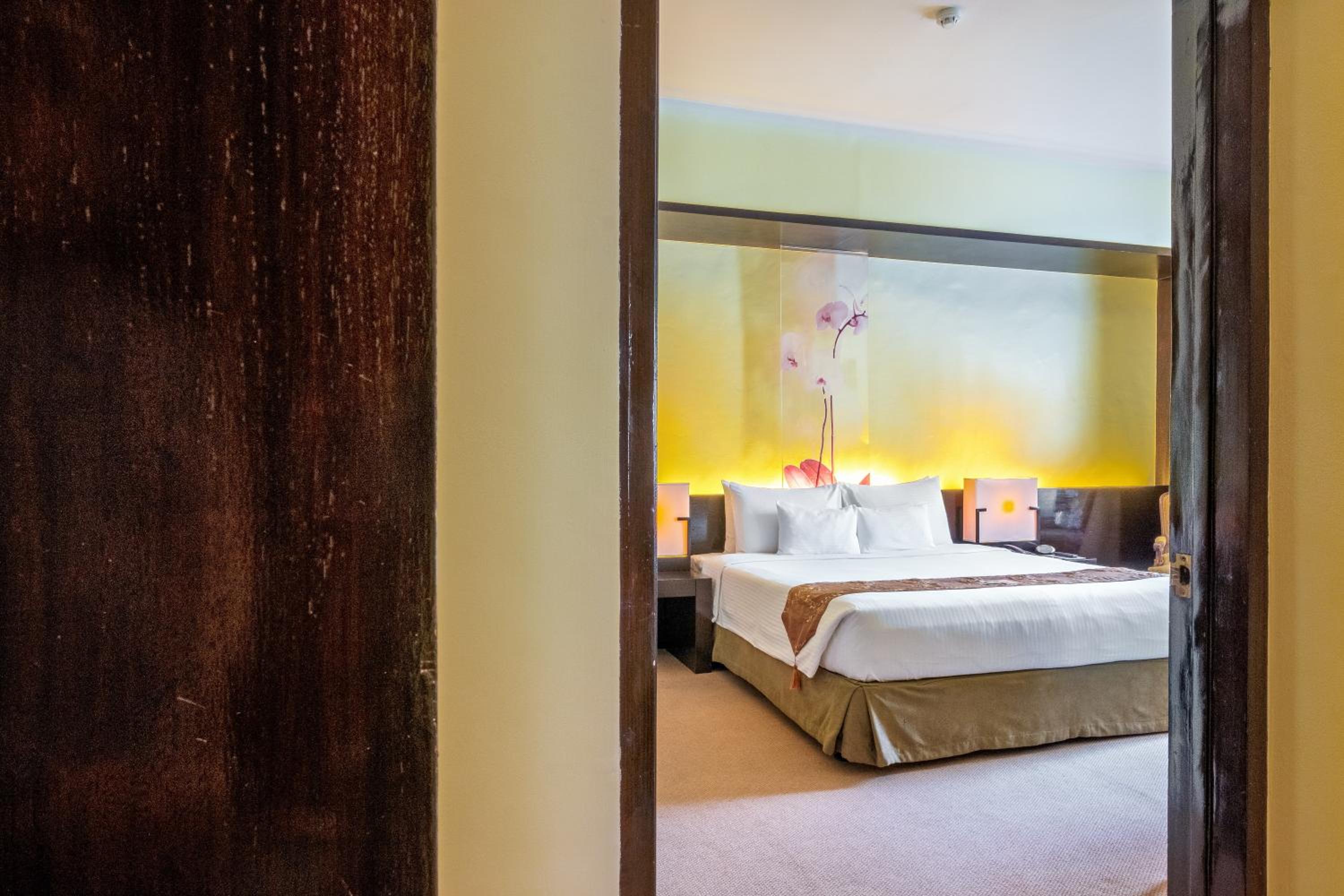 Executive Suite - Photo 7