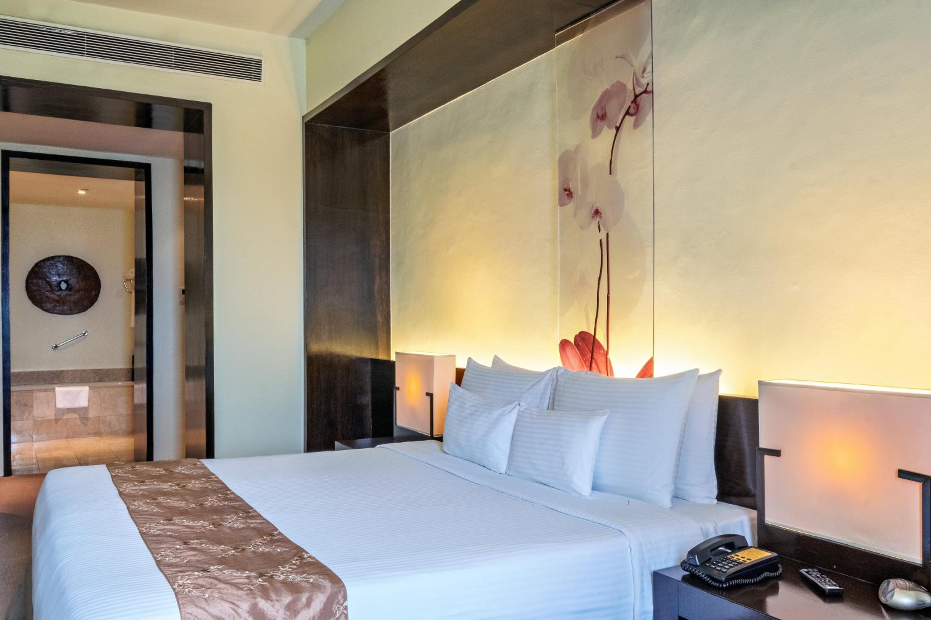 Executive Suite - Photo 5