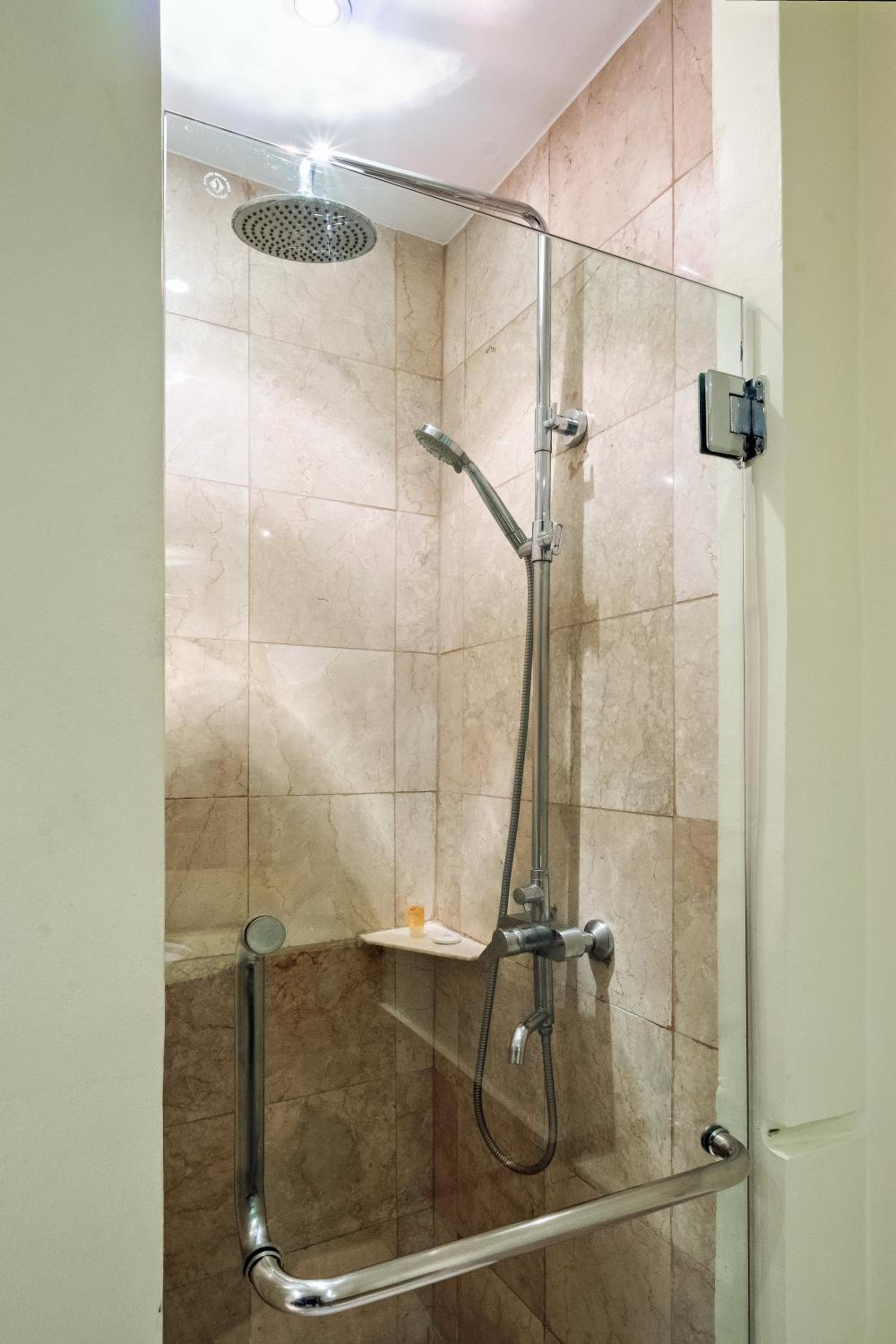 Executive Suite - Photo 11