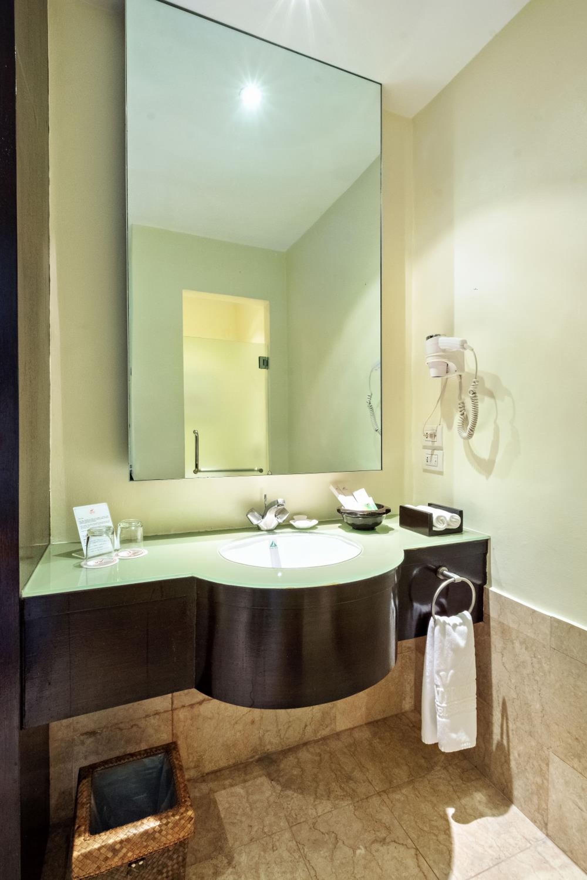 Executive Suite - Photo 10