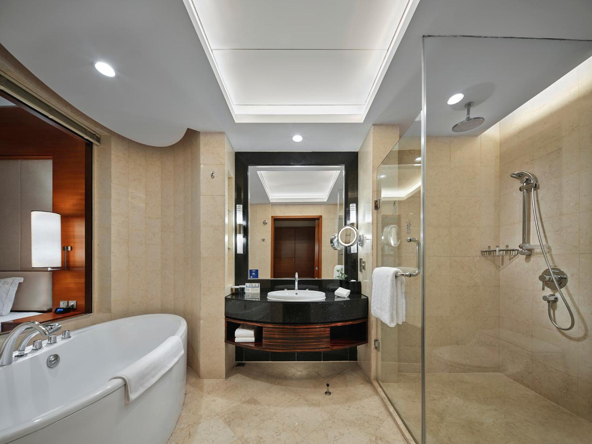 Hilton Executive Twin Room with Access to the Executive Lounge - Photo 2