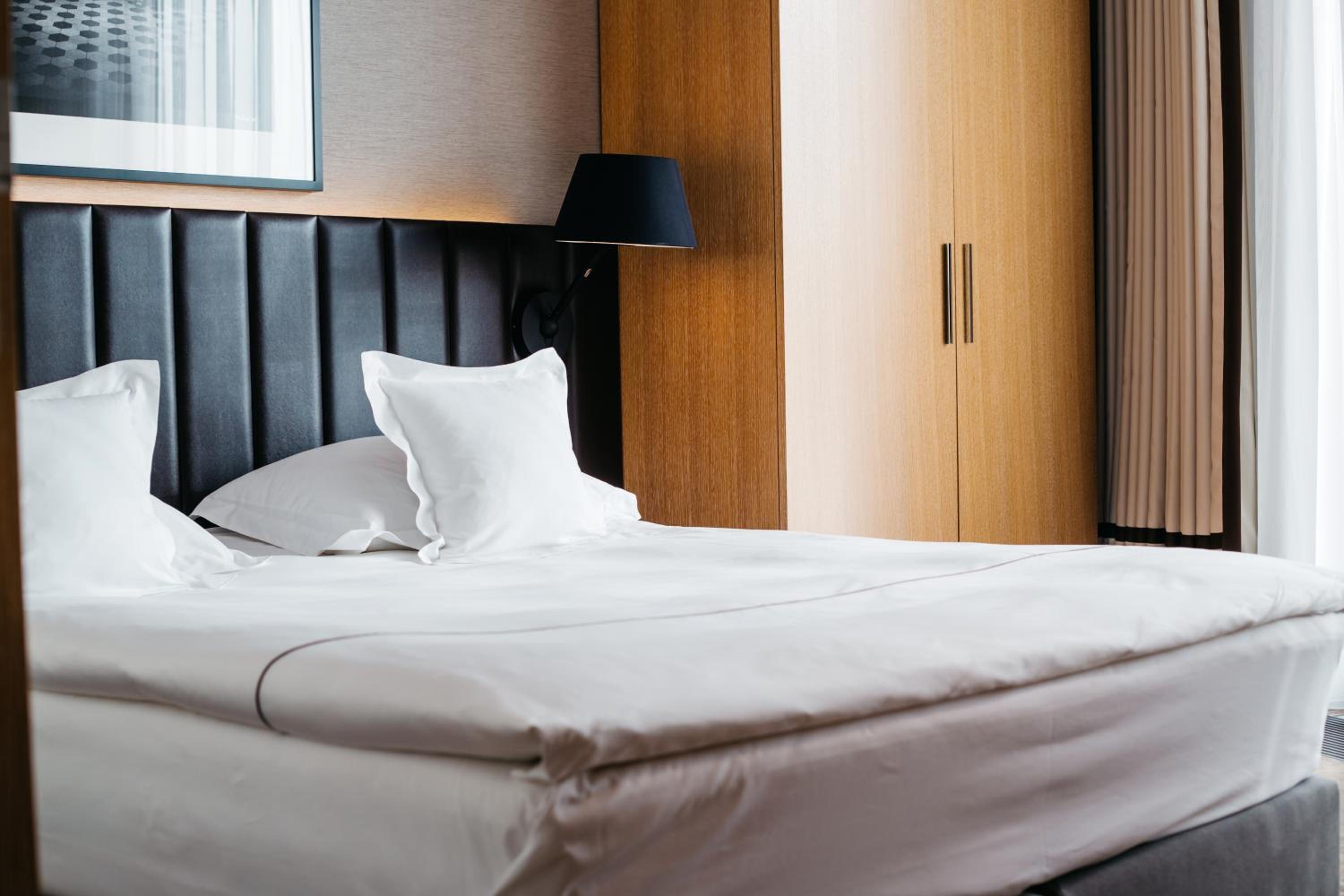 Double Room with Lake View - Photo 2