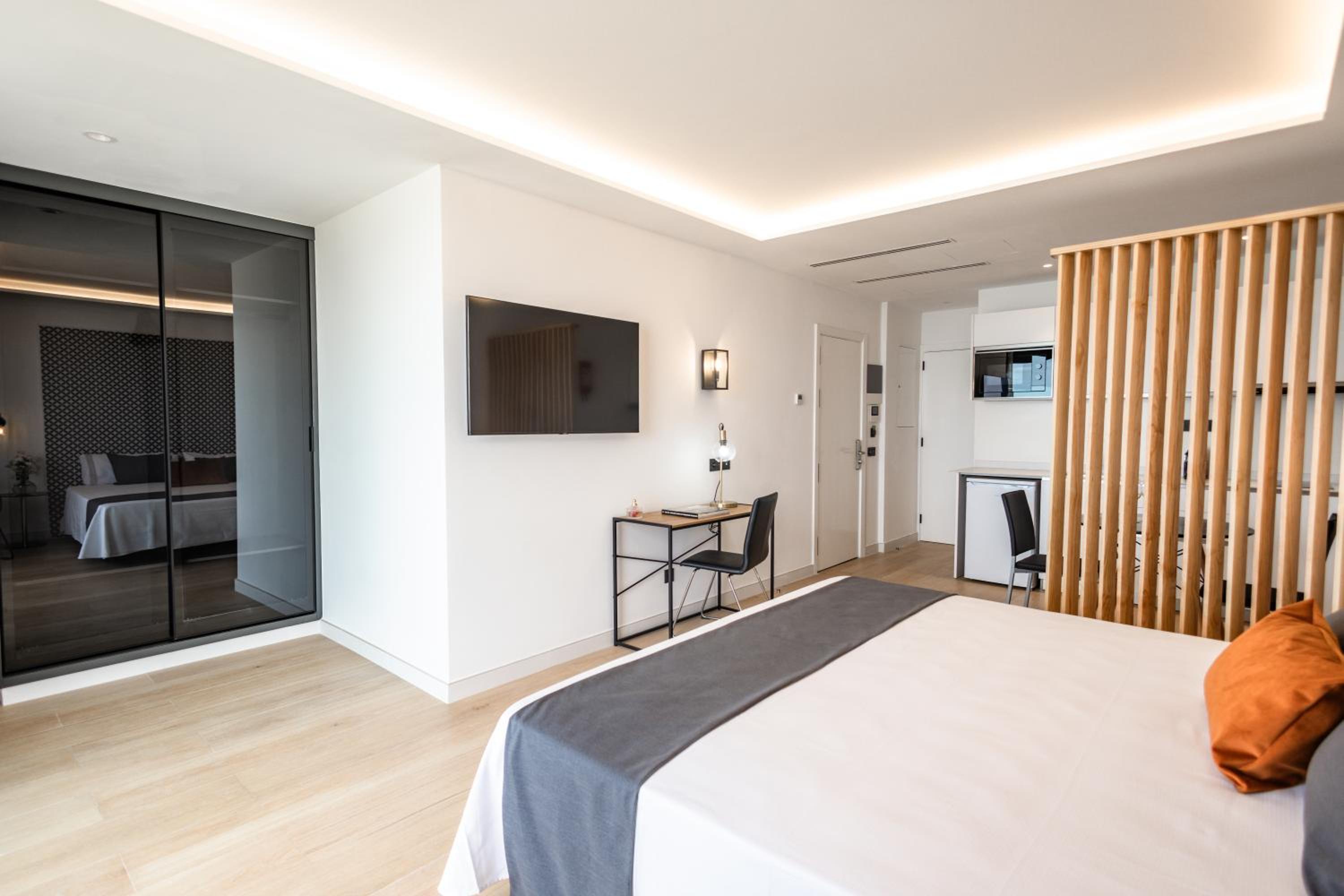 Apartamento de una habitación con balcón y vista al mar