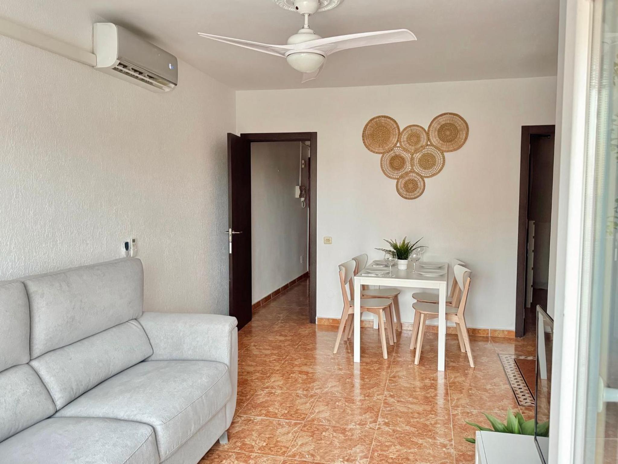 Apartamento de dos habitaciones con terraza y vista al mar