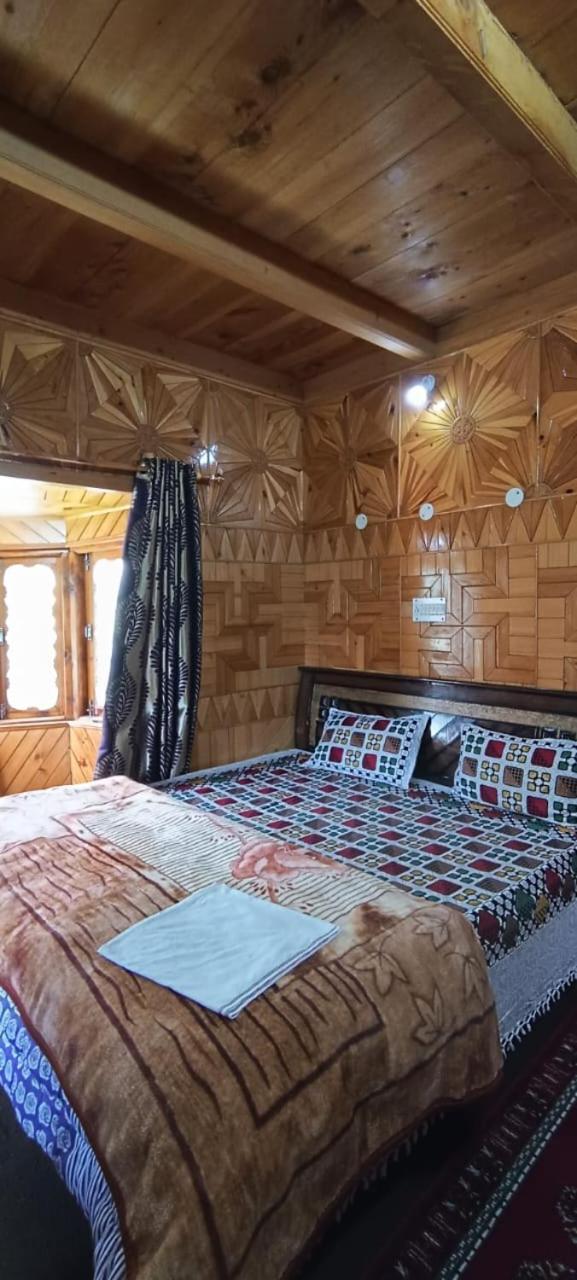 Deluxe Double Room (2 Adults + 1 Child) photo 1