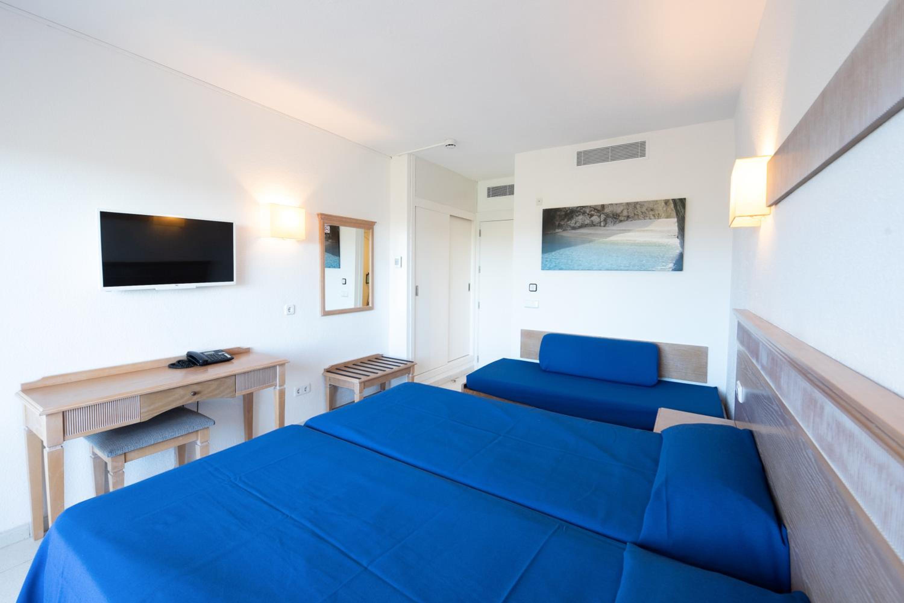 Twin Room (2 Adults + 1 Child)