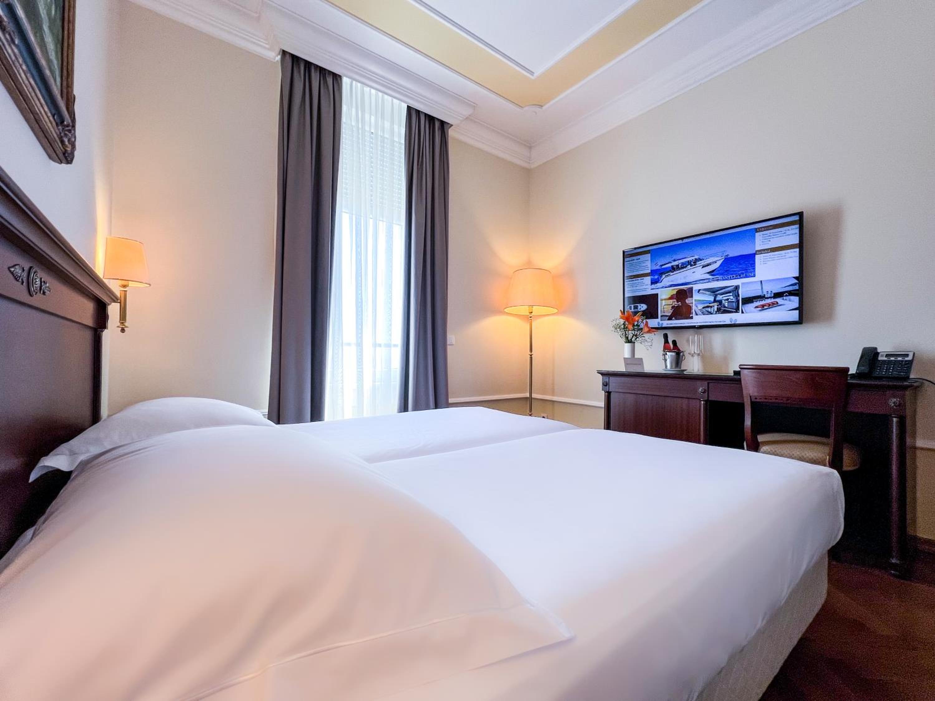Standard Double or Twin Room with Sea View - Photo 2