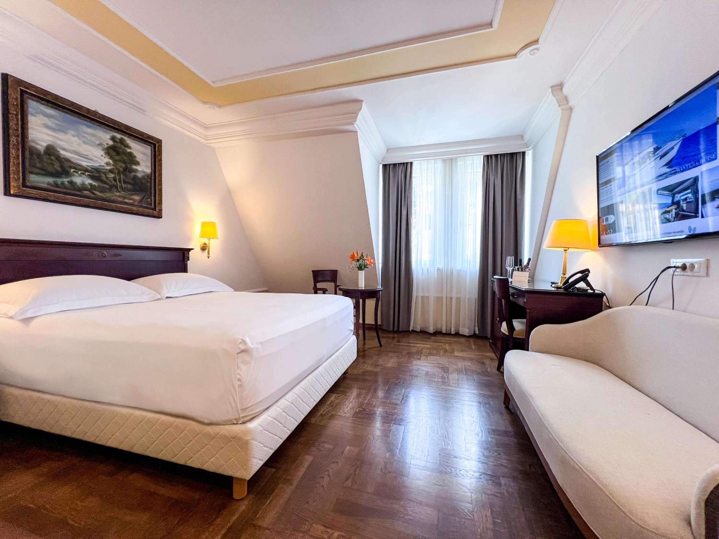 Standard Double or Twin Room with City View - Photo 1